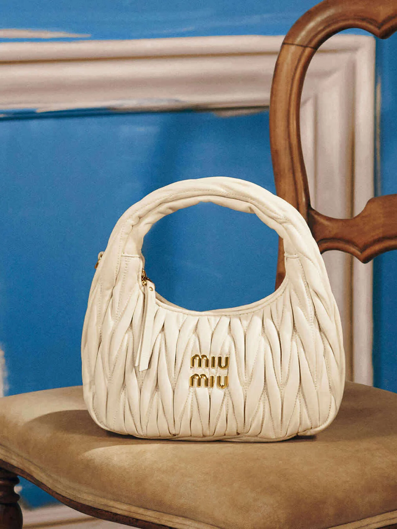 【ミュウミュウ】のアイコンバッグ「アルカディ」や「ワンダー」の新色が登場。ジジ・ハディッドを起用したビジュアルにも注目