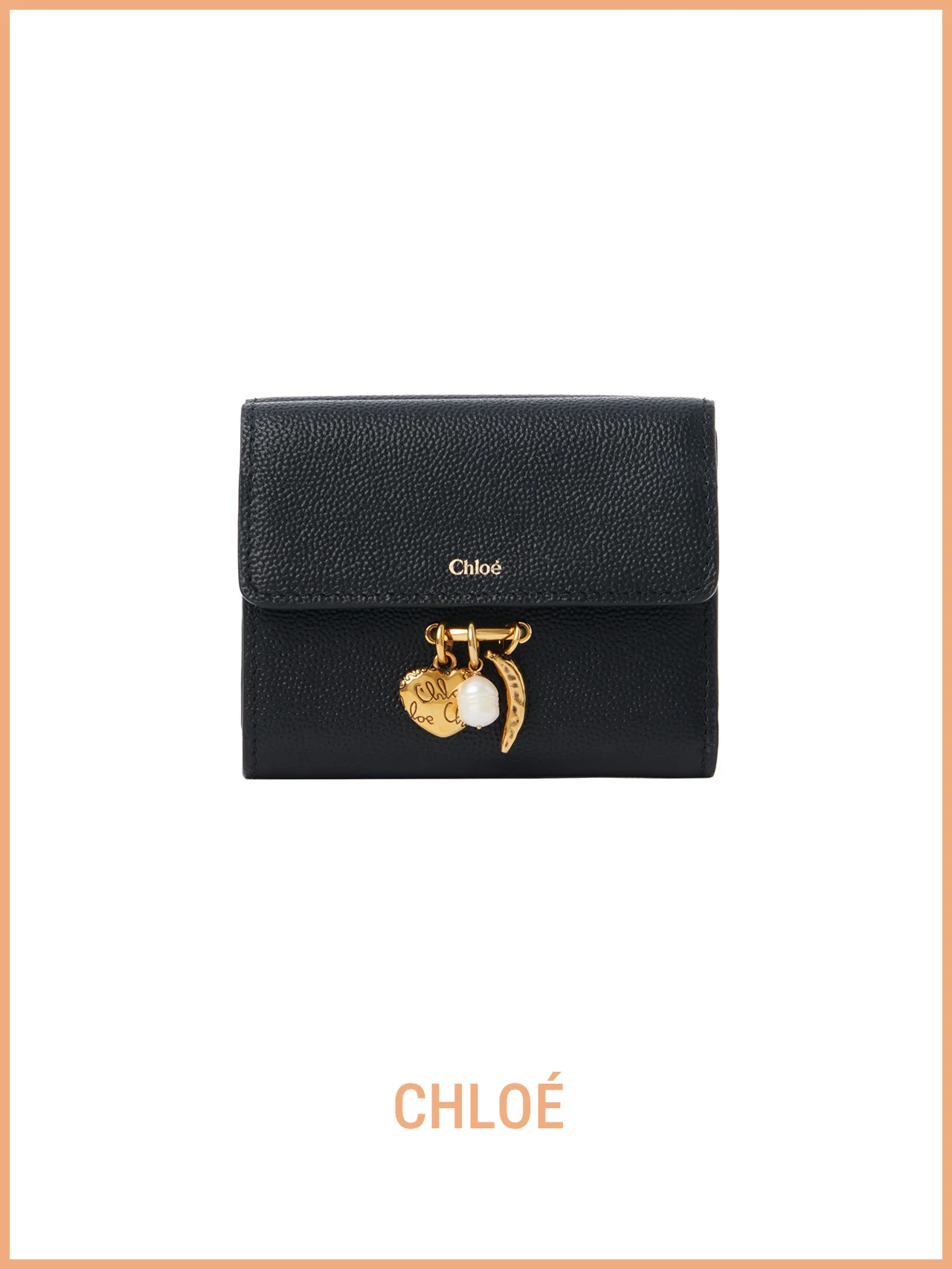 【クロエ】の財布。定番の黒ウォレットに、遊び心のあるチャームが光る
