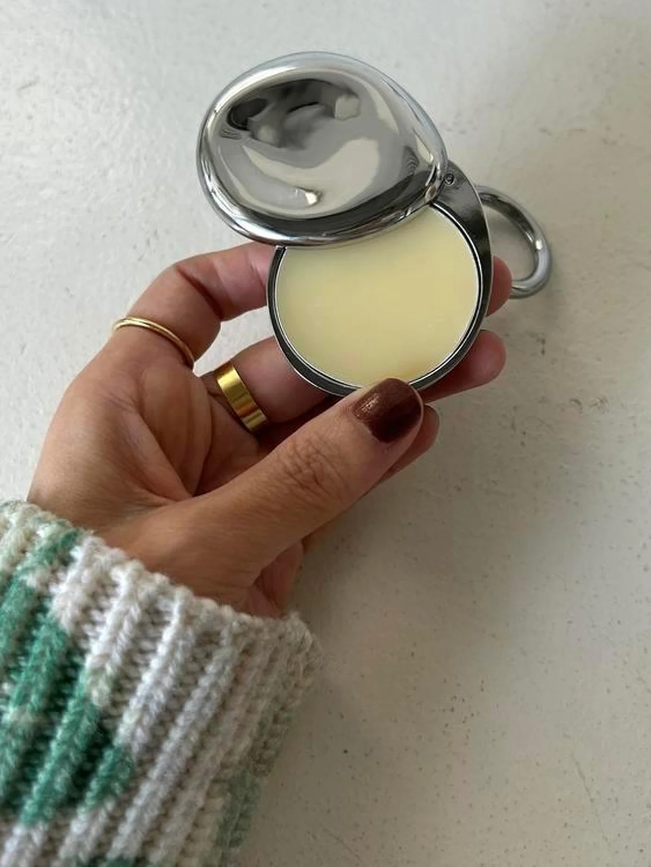 【今話題のチャームコスメ】リップ&ネイルバームにも、バッグチャームにもなる「GIU」の一品で、冬の乾燥を可愛くサバイブ