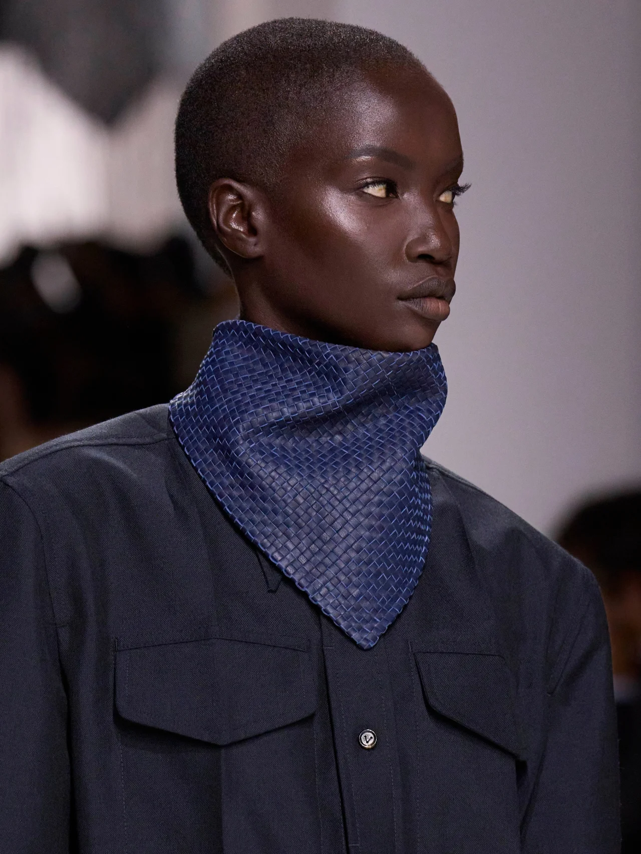 【ボッテガ・ヴェネタ】イントレチャートをまとったレザーバンダナが登場。定番小物をラグジュアリーに刷新