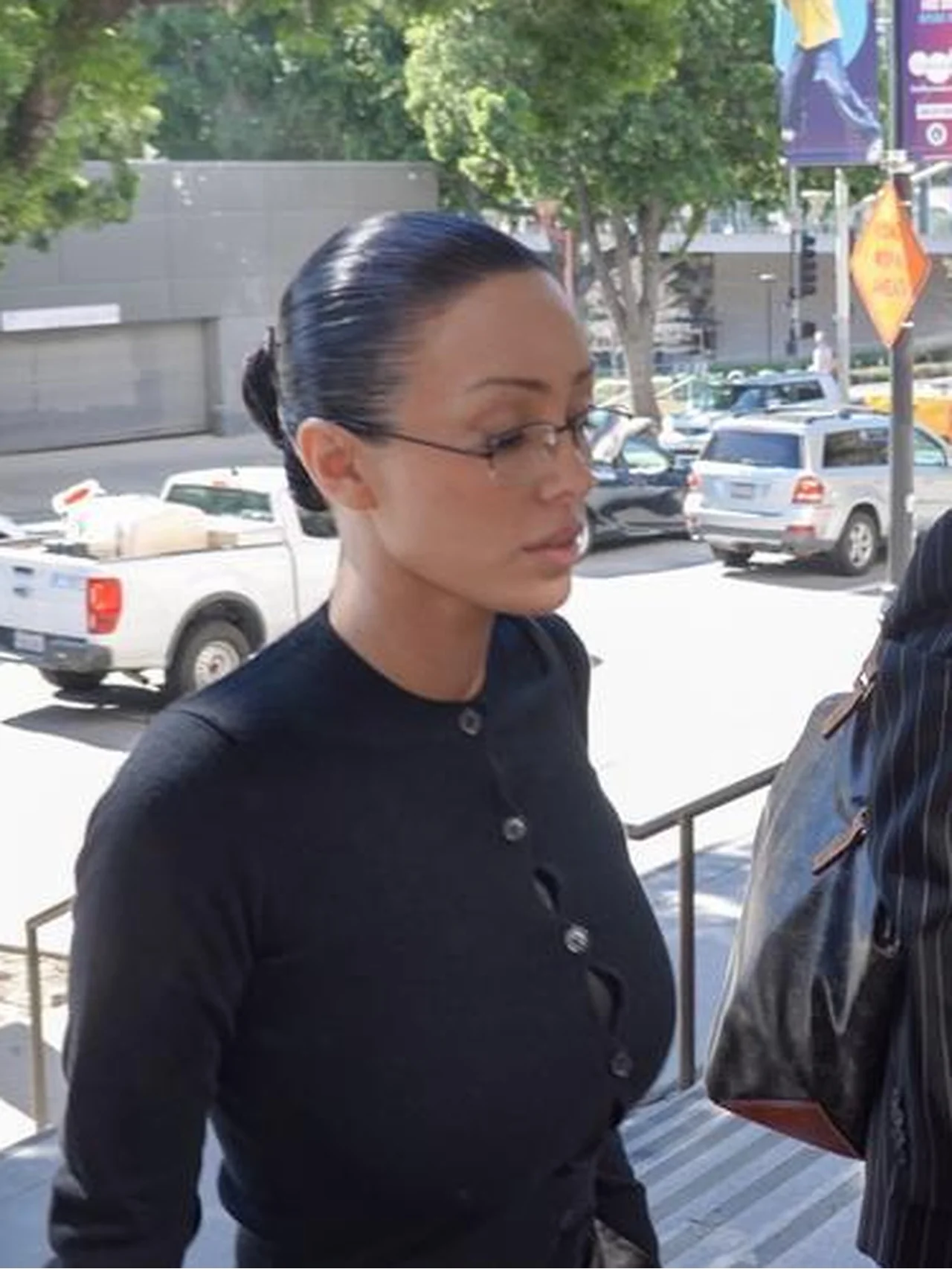 カニエの妻ビアンカ・センソリ、全身黒のコンサバスタイルで法廷へ。普段とのギャップに「まるで別人」と話題に！