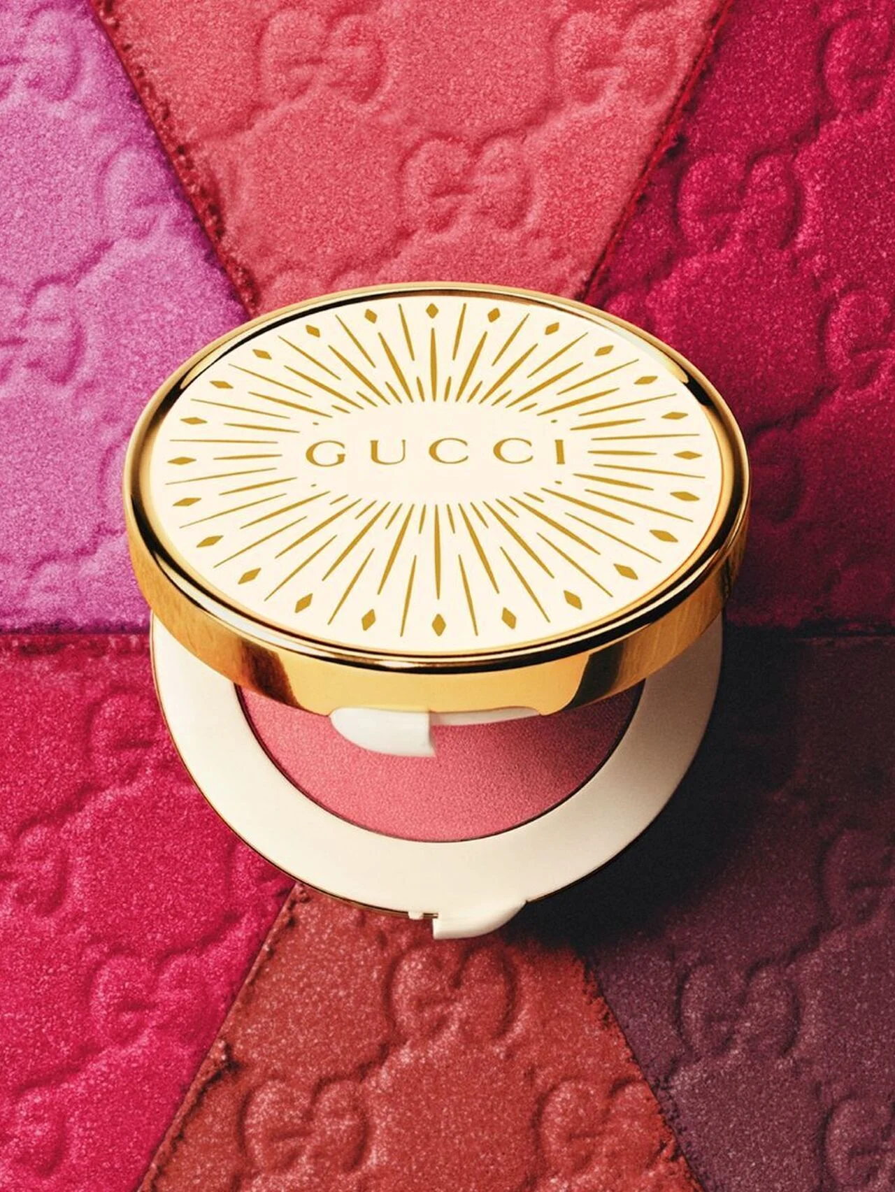 【グッチ ビューティ】溶けて、艶めく。新作「グッチ グロウ ブラッシュ」で洗練血色肌へ