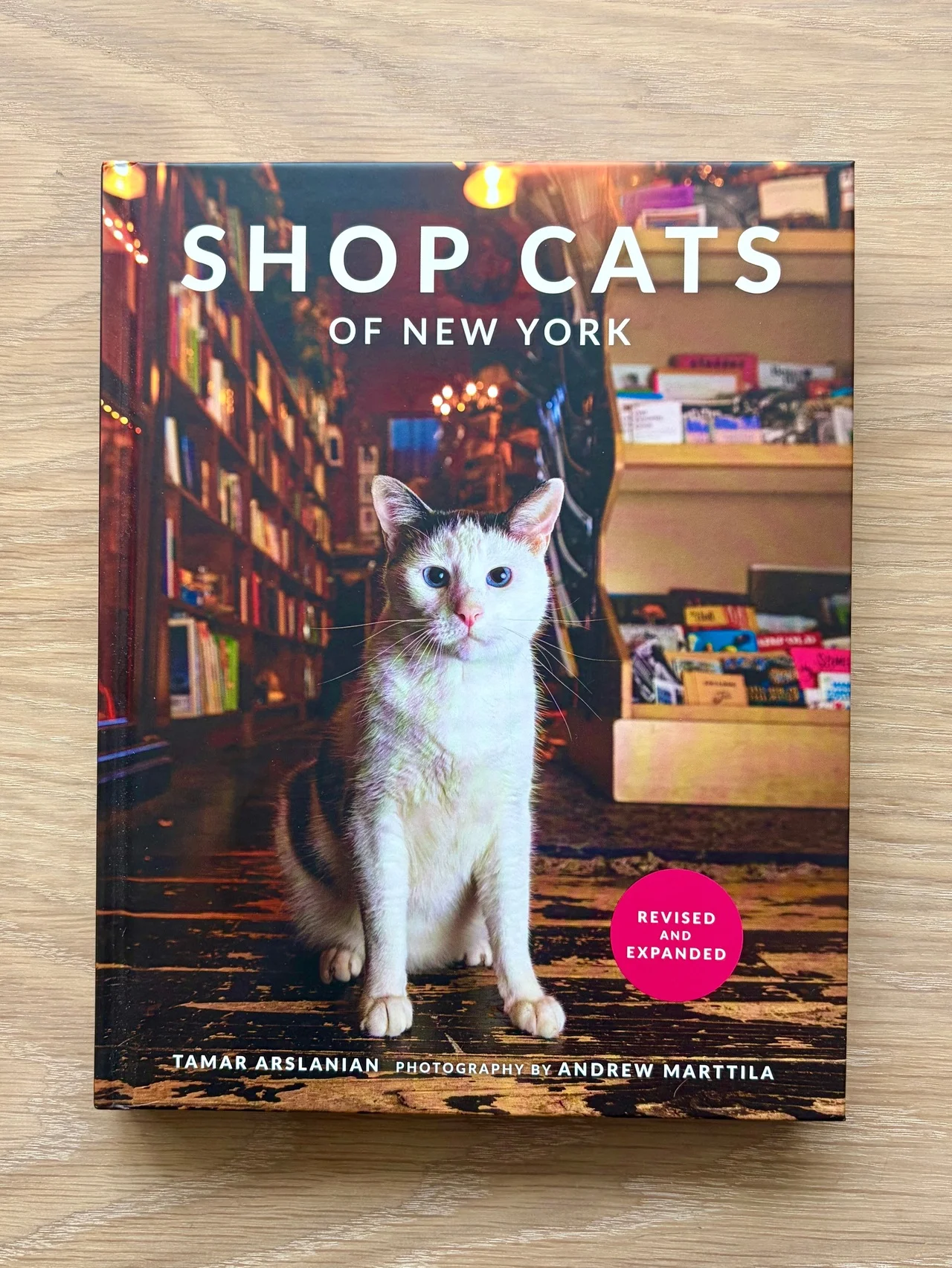 【SHOP CATS OF NEW YORK】 寒い雪の日は「猫本」を眺めて過ごす