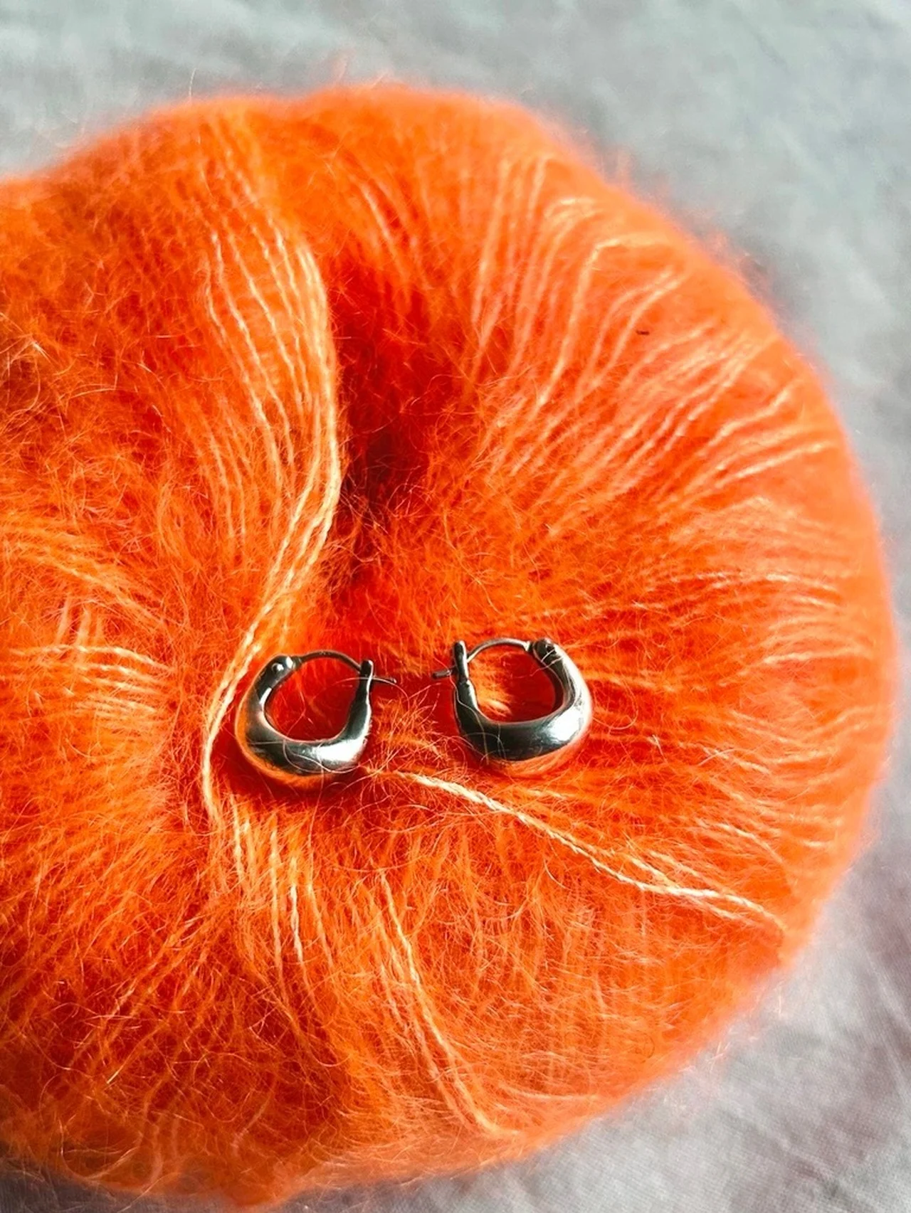 ニットの季節に【ASAMIFUJIKAWA】のシルバーピアスの実力を知る #SPURSHOP