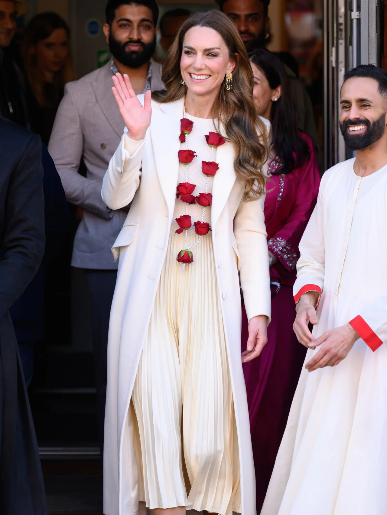 キャサリン皇太子妃は洗練された白のワントーンスタイルにインドの伝統的な首飾りで息を呑むような美しさ！ウィリアム皇太子は公務先で笑いを誘う