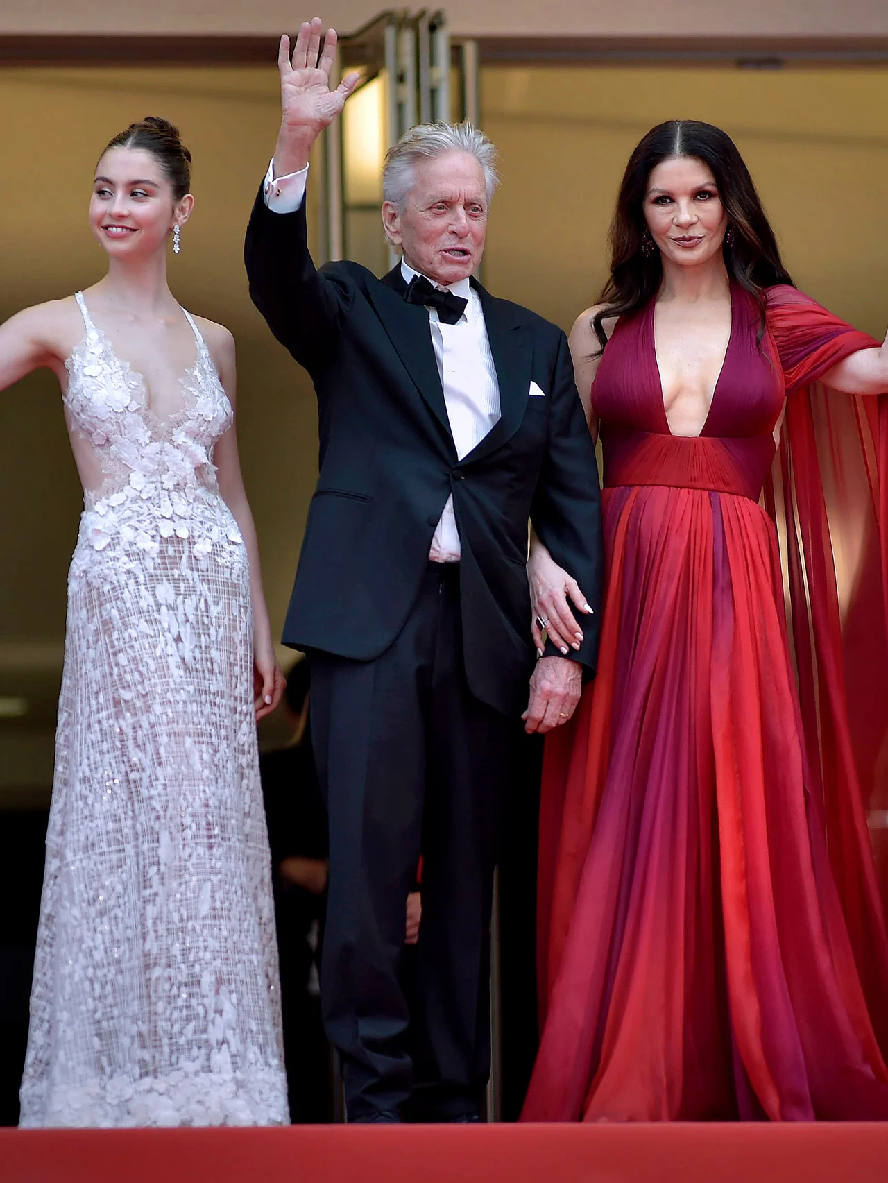 キャサリン・ゼタ＝ジョーンズの娘ケーリー、名門ブラウン大学を卒業！ 夫マイケル・ダグラスと娘の頬にキスするハッピーオーラ満点の写真を公開