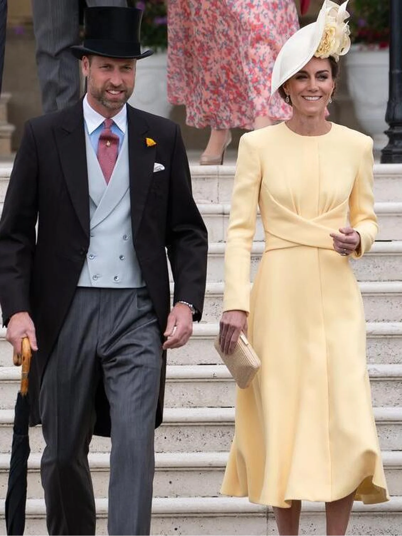 キャサリン皇太子妃、旬なバターイエロールックに身を包みガーデンパーティに復帰。ヘンリー王子夫妻の結婚式で身につけたファシネーターを再利用し、世間をざわつかせる