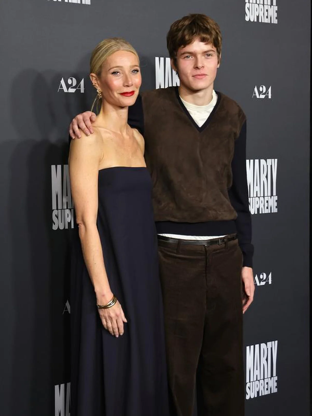 グウィネス・パルトロー、イケメン息子が母の際どいシーンを見た様子を語る。『マーティン・シュプリーム』のプレミア上映では顔を覆う仕草も