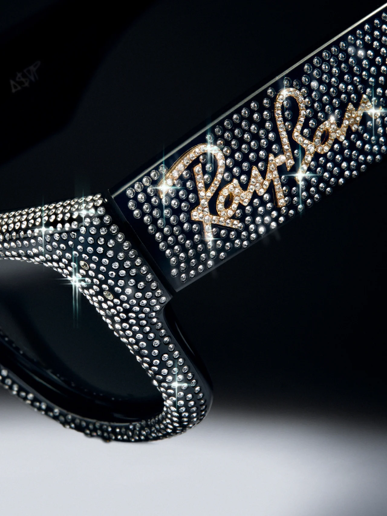 エイサップ・ロッキーとコラボ！ 【レイバン】からクリスタルが輝く「ウェイファーラー パファー」のラグジュアリーな新モデルが登場