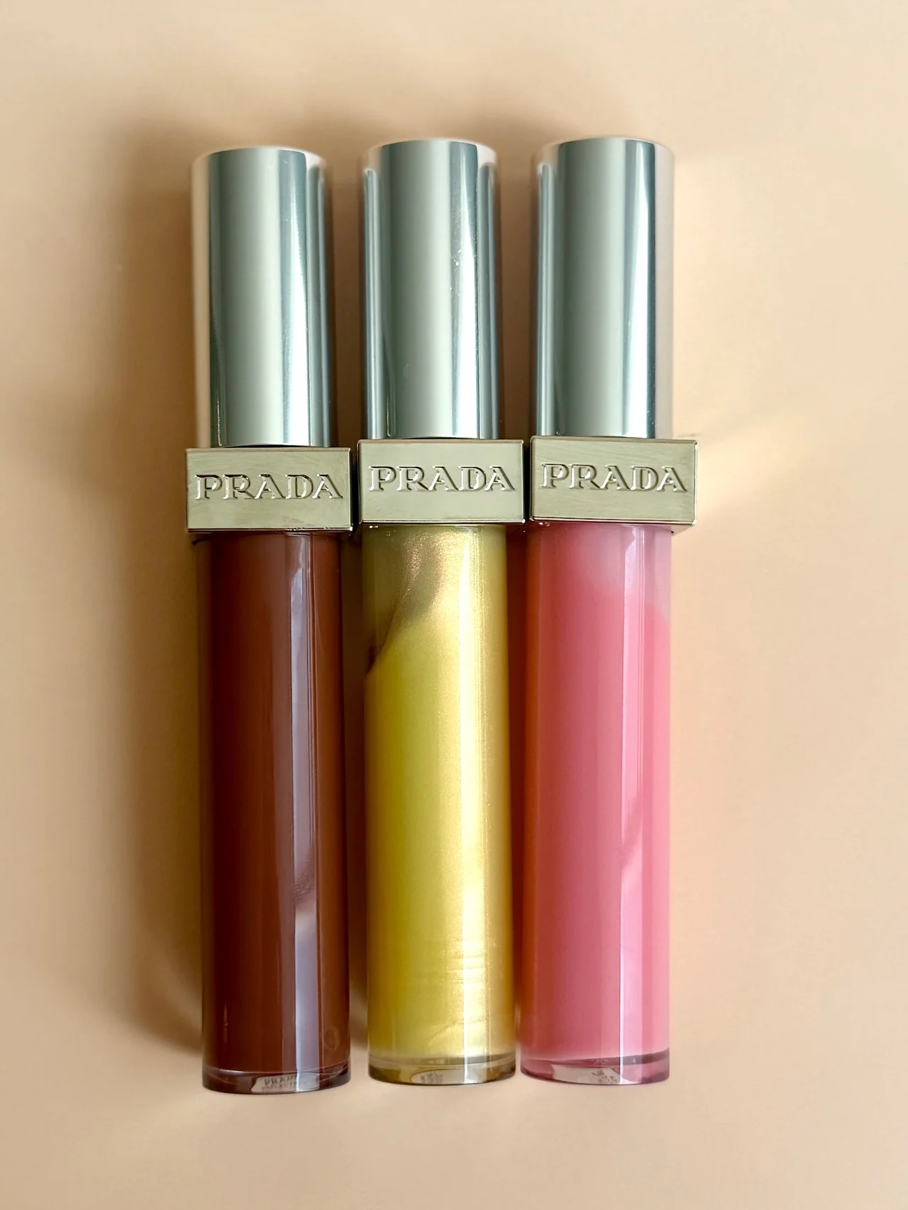 【プラダ ビューティ】バームグロスで、口もとから春を先取り！