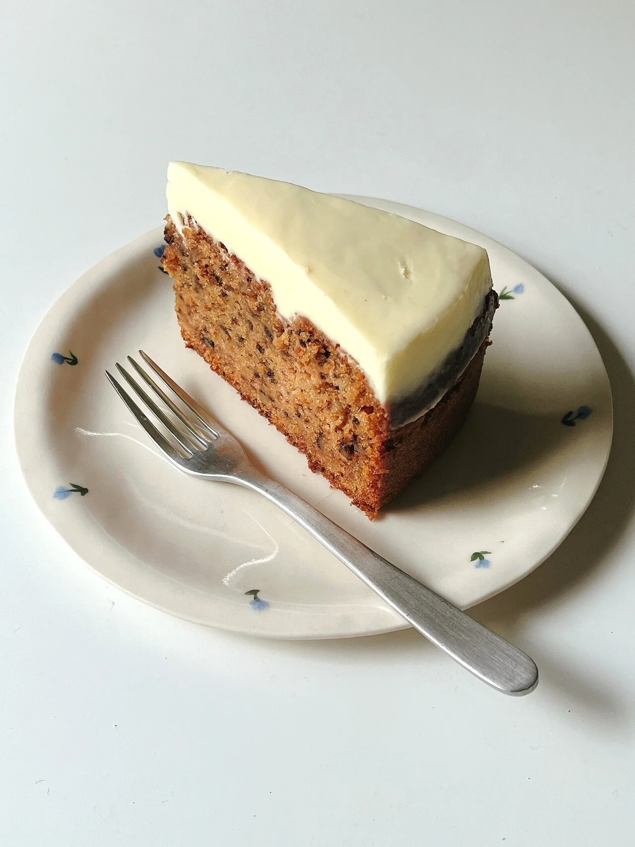 英国伝統の味をモダナイズ！ 【マーガレット・ハウエル カフェ｜キャロットケーキ】