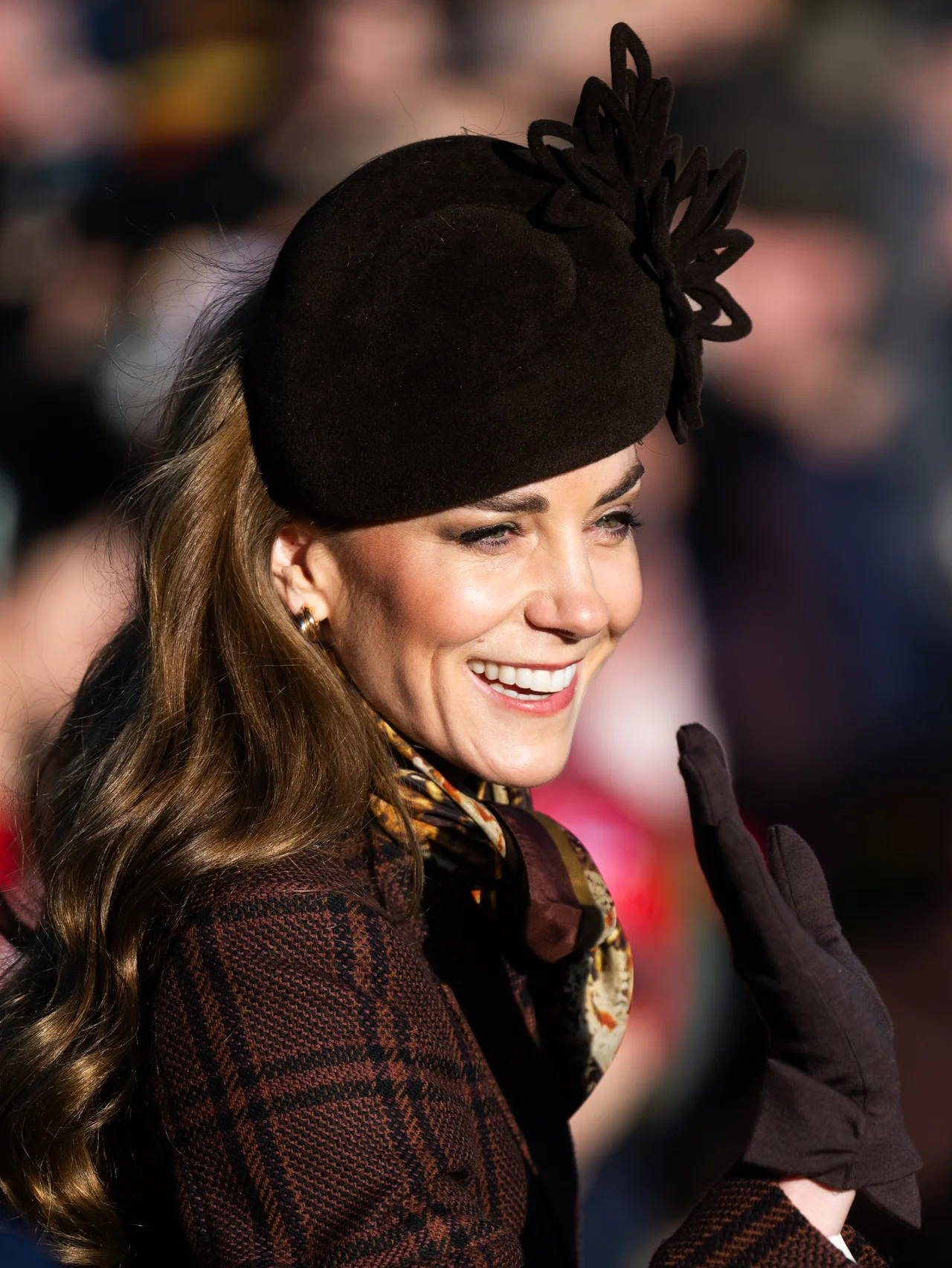 キャサリン皇太子妃が英国王室恒例のクリスマス礼拝で、チェック柄コートの見事な着回しを披露！ ルイ王子は特大チョコレートを抱きしめて、話題をさらう