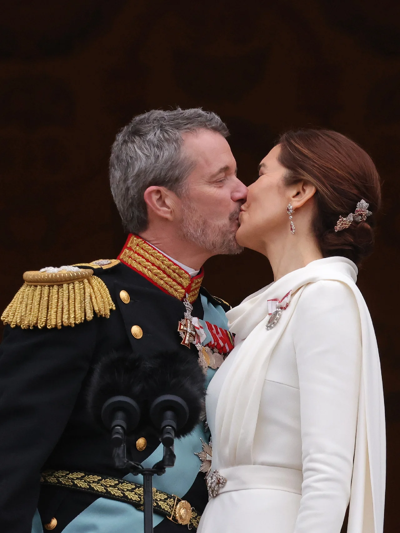 デンマークに新国王が誕生！ 感無量のフレデリック国王、メアリー王妃とキスを披露し不倫疑惑を一蹴