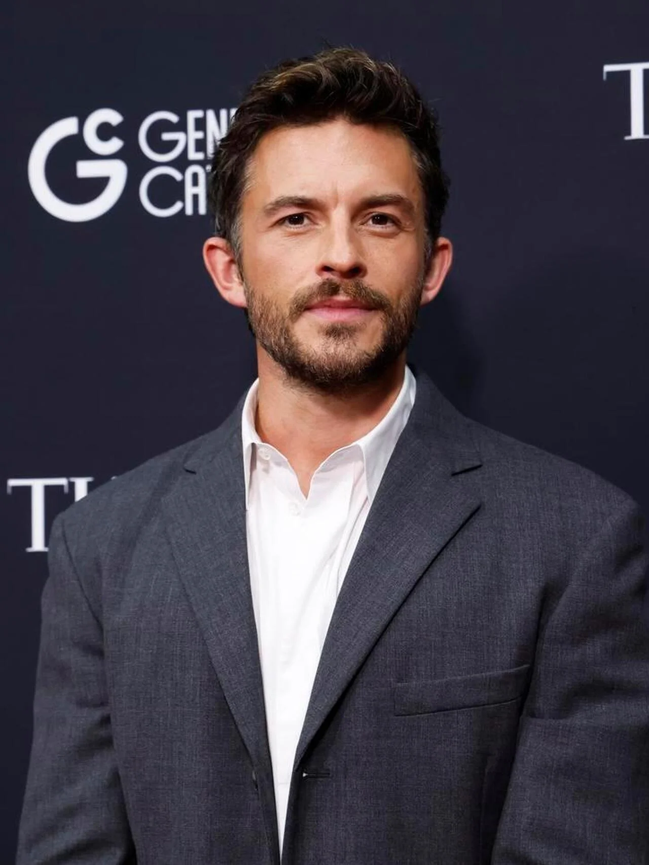 ジョナサン・ベイリーが米誌『ピープル』で2025年最もセクシーな男性に選ばれる！ 共演者からも愛され祝福を受ける彼の魅力とは？