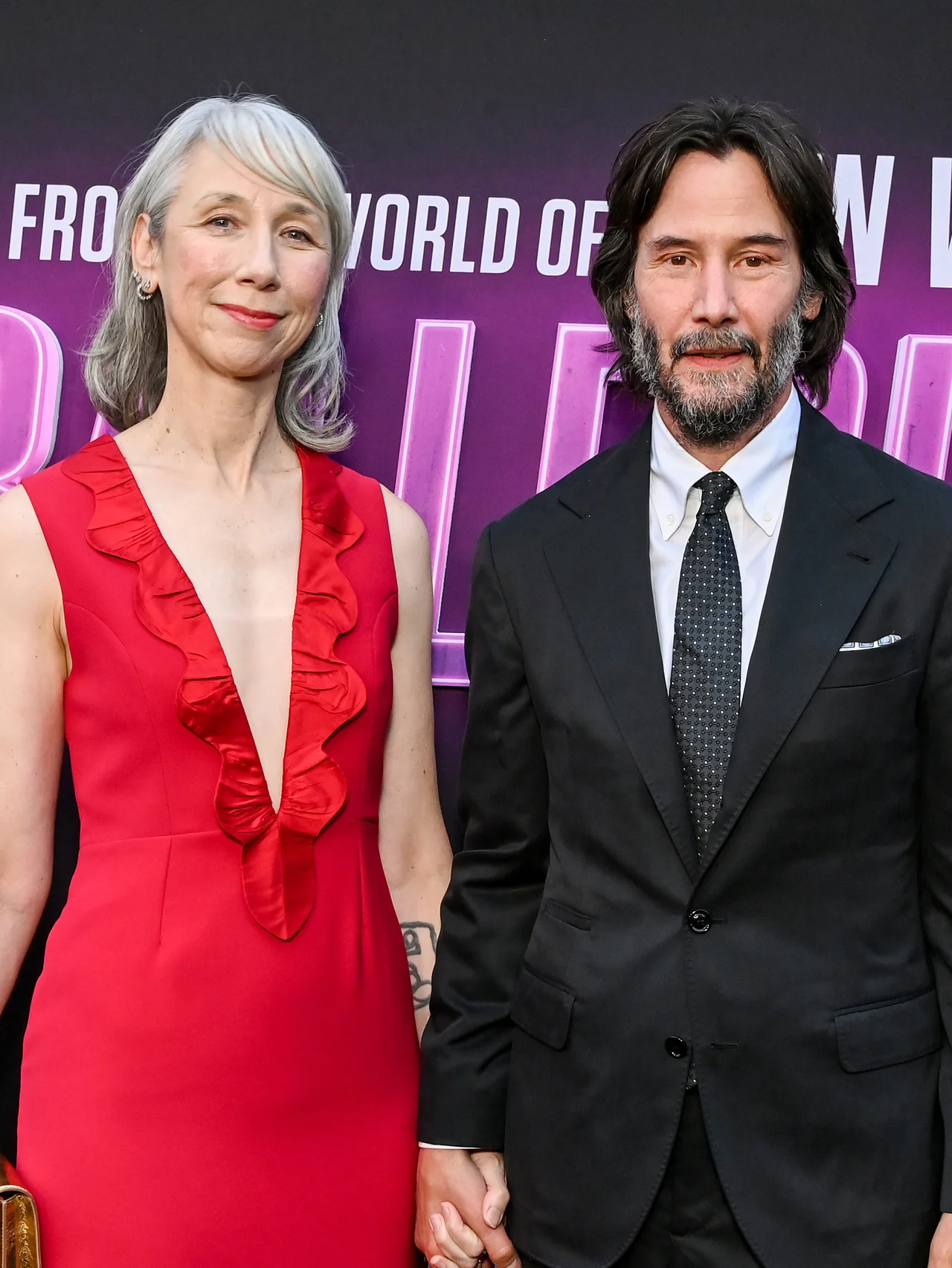 キアヌ・リーブスの恋人アレクサンドラ・グラントが結婚の噂を否定。キアヌとのキスショットとともに「これはAIじゃない」と投稿