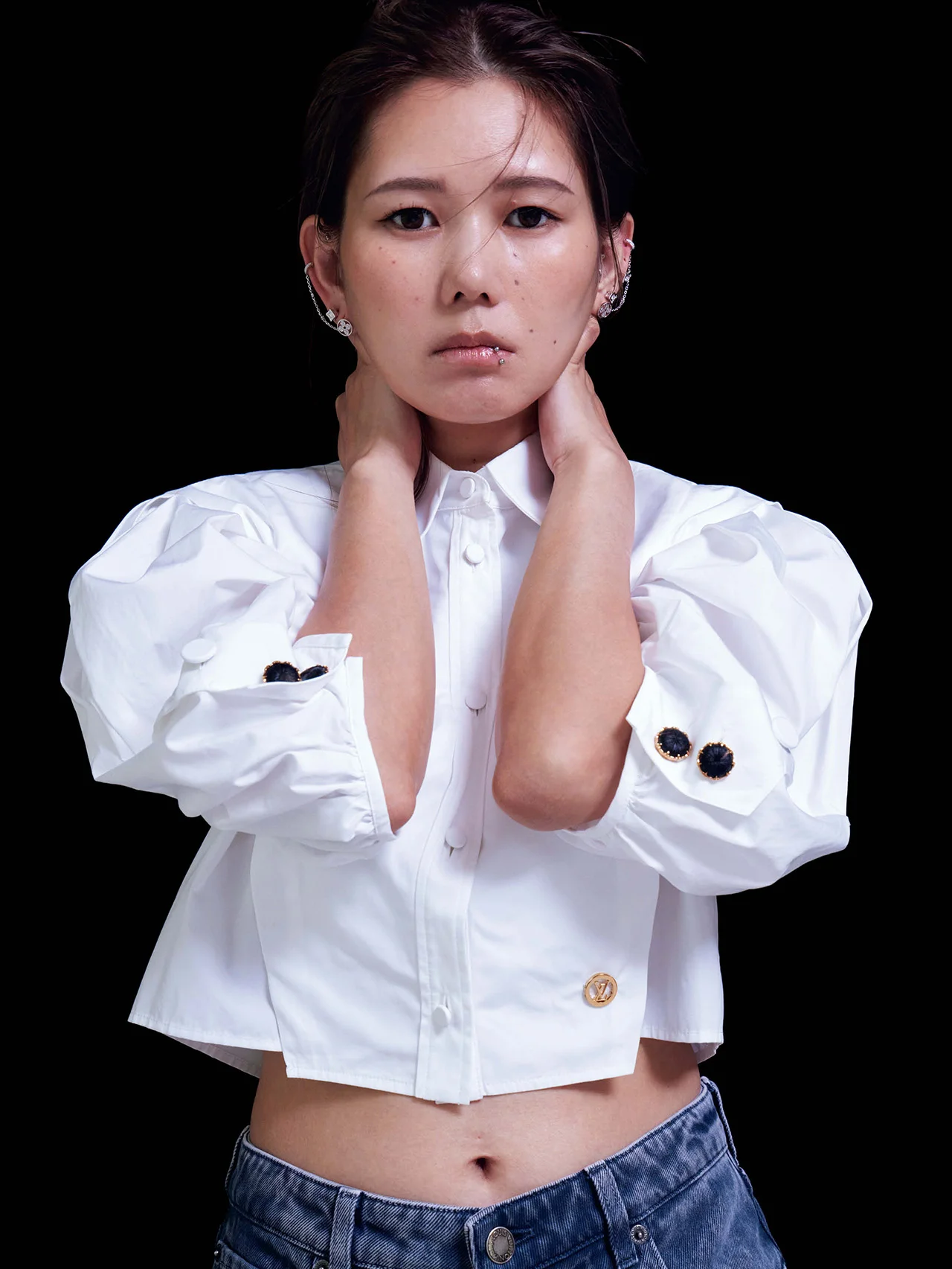 【金原ひとみ】さんが自身のピアスを語る。「ピアスホールは風穴のよう。そこから停滞感が流れ去る」