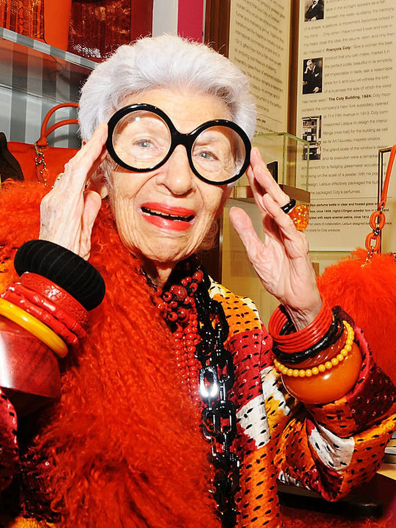 【追悼｜アイリス・アプフェル】独自のスタイルで“何者か”を表現し続けた、唯一無二のファッションアイコン