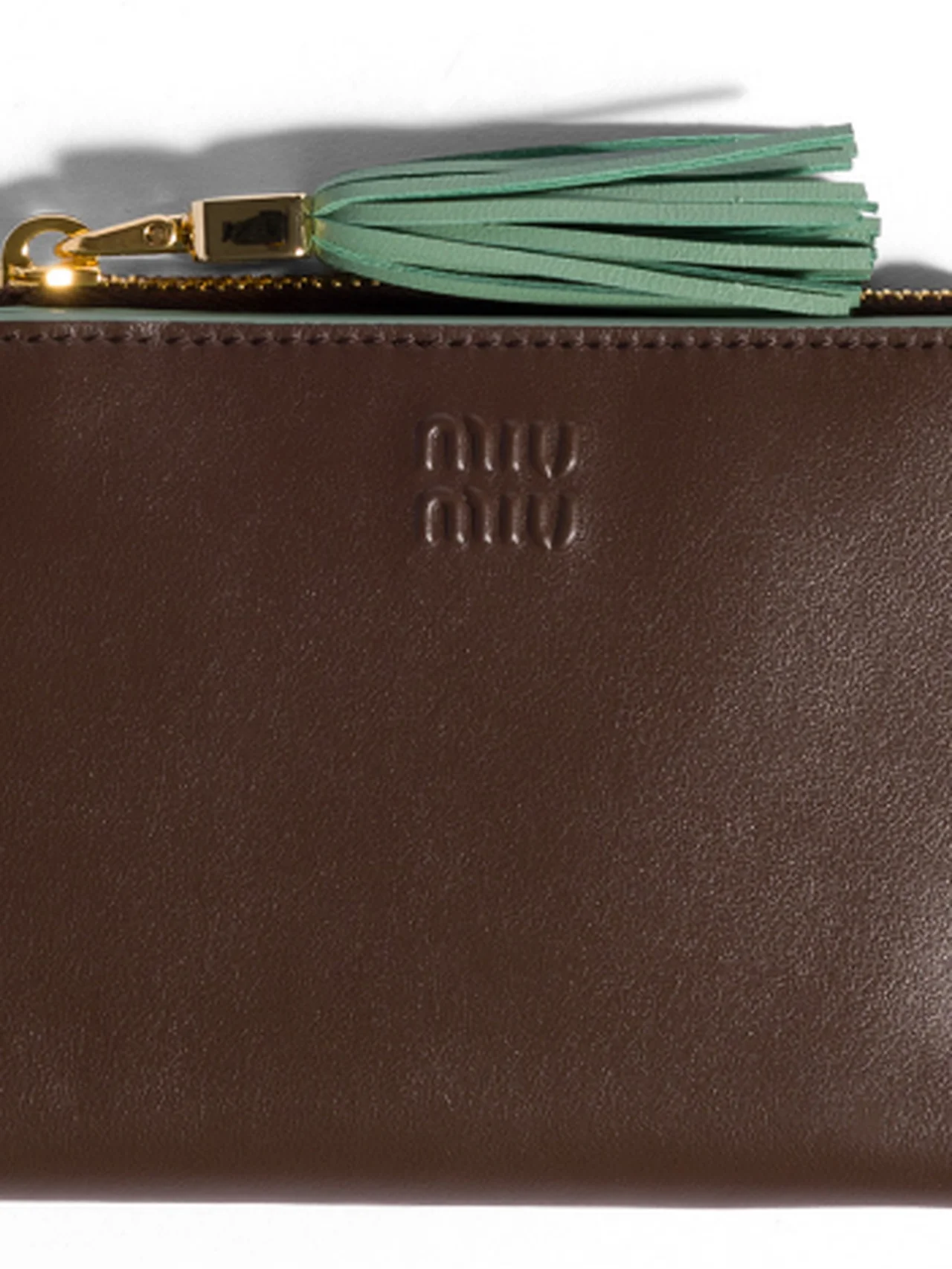 【ミュウミュウ】の財布。カード8枚収納の頼れる二つ折り。タッセル躍るこなれ配色