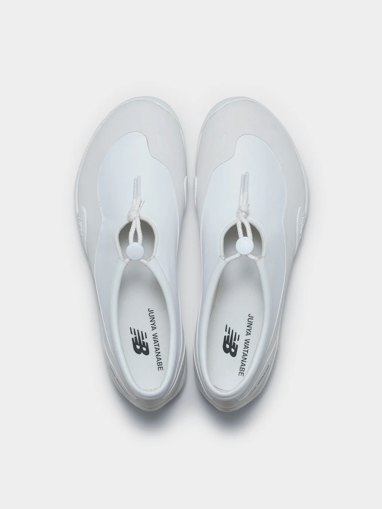 【ジュンヤ ワタナベ】と【ニューバランス】のコラボスニーカーがローンチ。ミニマルなモノトーンの配色が魅力