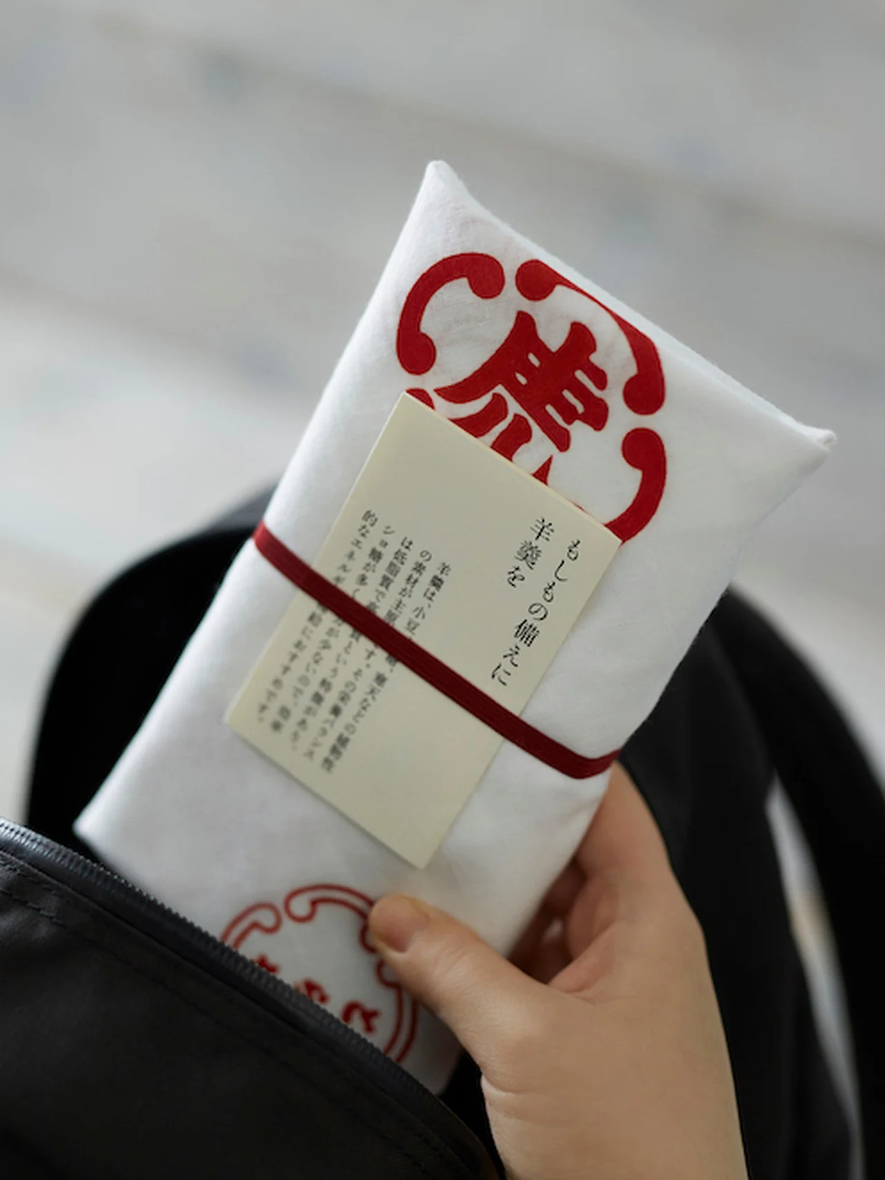 【とらや】の小形羊羹と手ぬぐいのセットで、多発する自然災害に備える。「小形羊羹 手ぬぐい包み」が販売中