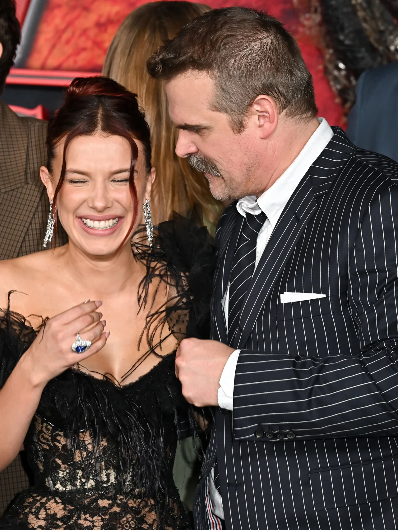 Netflix『ストレンジャー・シングス』最終シーズンのプレミアで主演ミリー・ボビー・ブラウンが“いじめ疑惑”渦中の共演者俳優と仲良く登場！ 笑顔全開のハグでファンを驚かせる