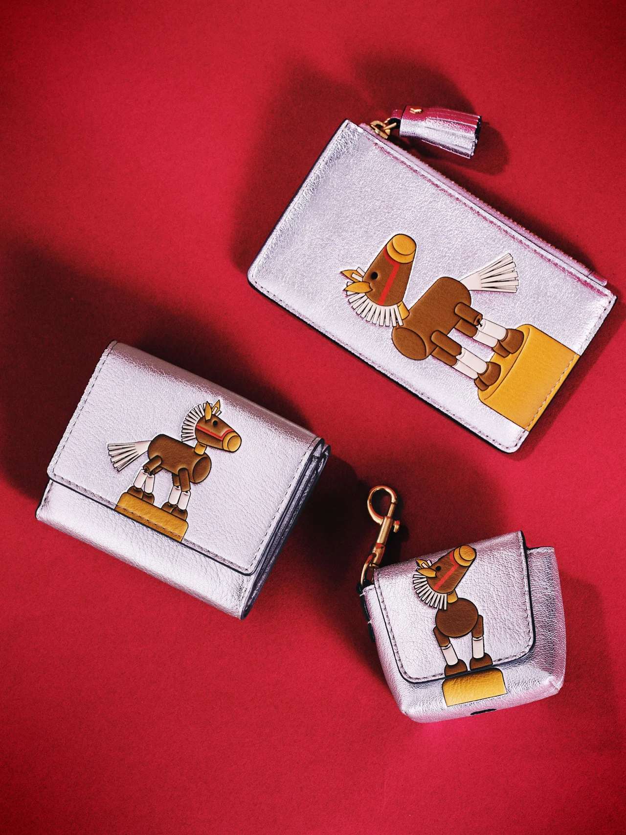 【アニヤ・ハインドマーチ】2026年の干支コレクションを発売！ 愛らしい馬モチーフの財布やチャームがラインナップ