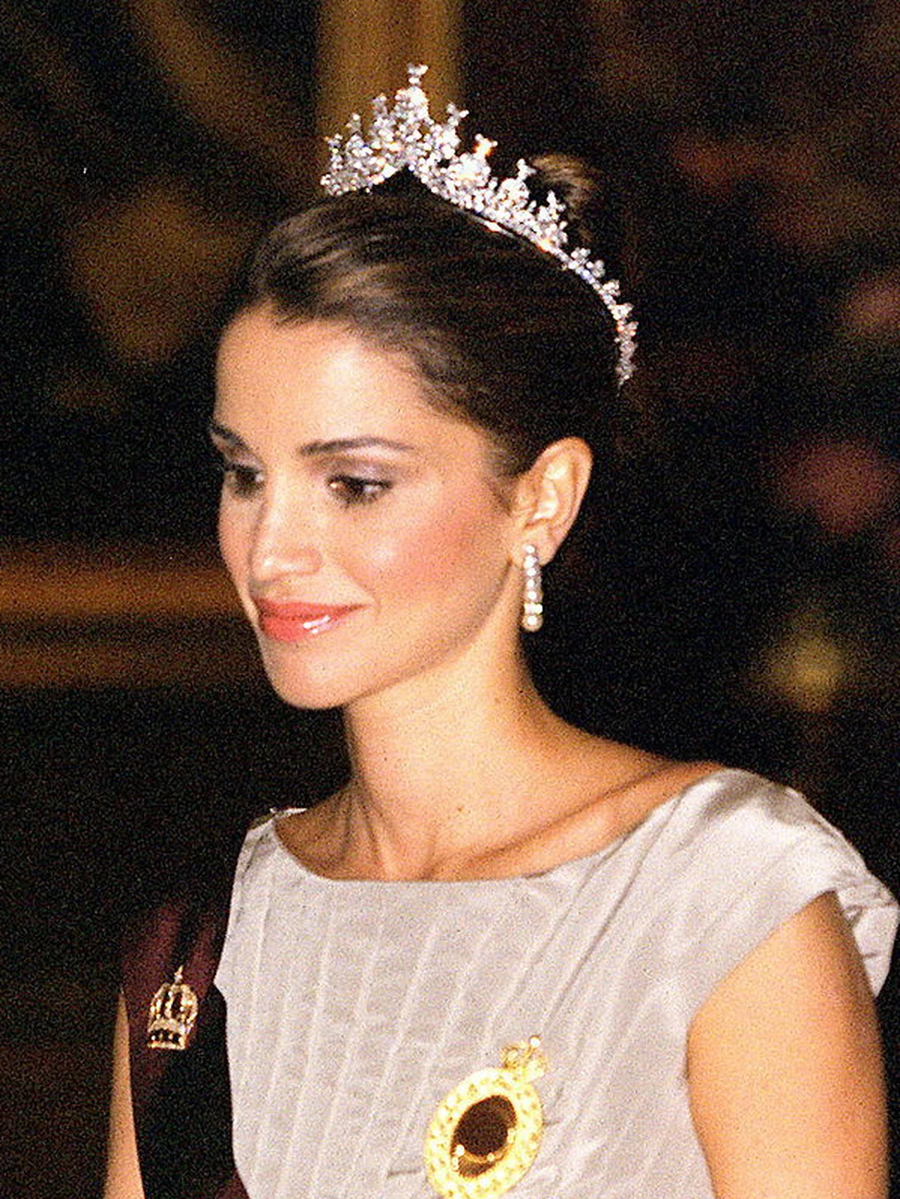 ヨルダンのイマン王女、結婚式を前に母ラーニア妃のティアラを着用した美麗ショットを公開