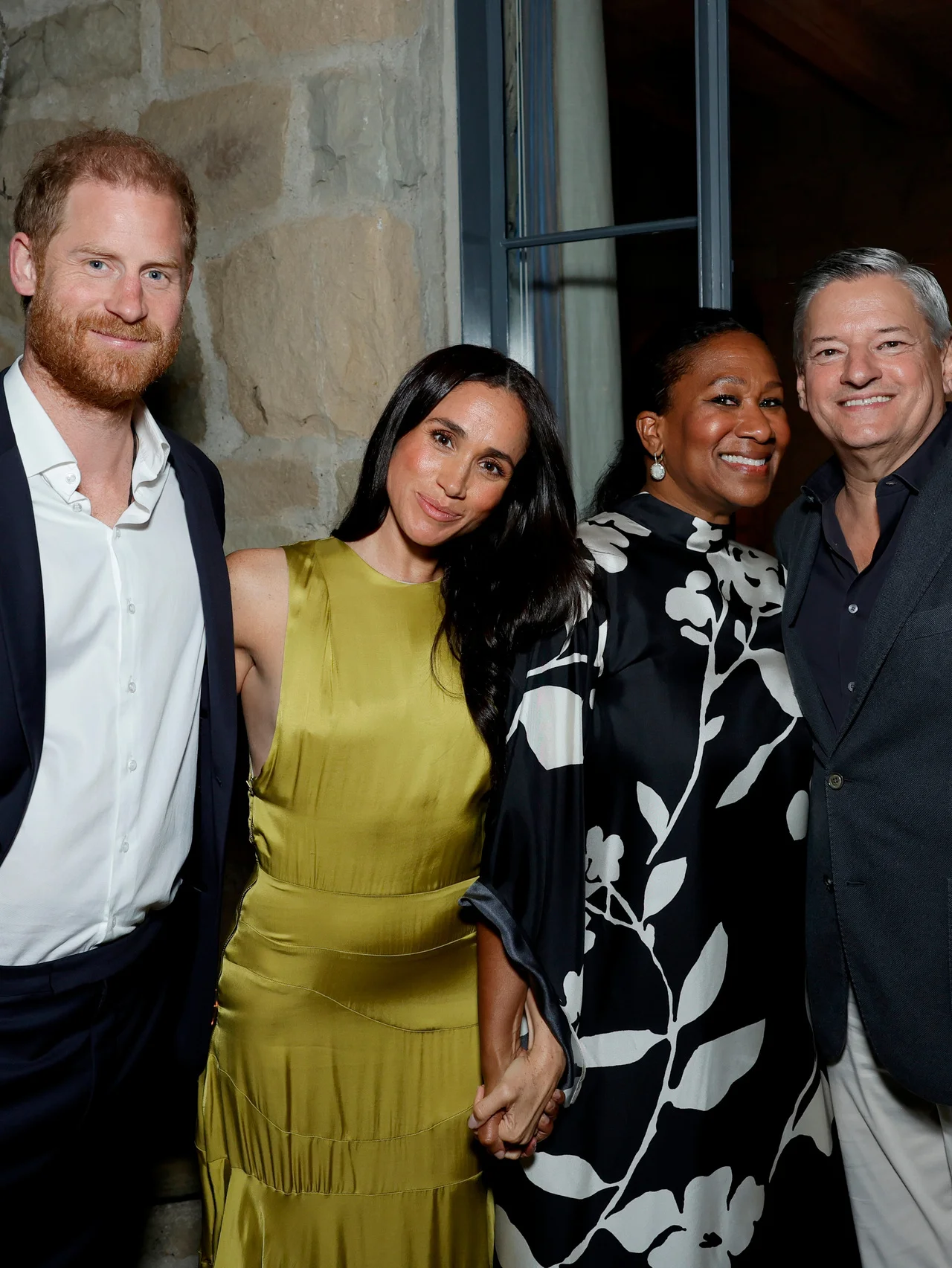 メーガン妃、Netflix主催イベントで嘲笑の的に。CEO夫人との過剰な友情アピールから、主演キャリー・マリガンとのドレスかぶりまで話題に