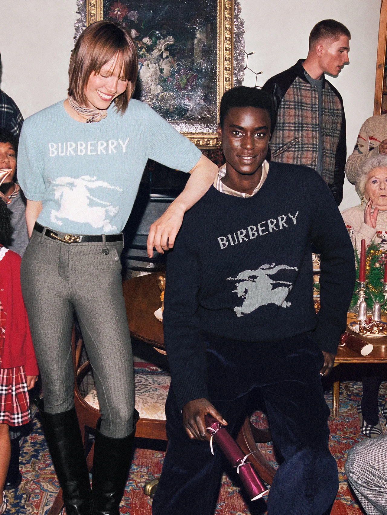 【バーバリー】ジェニファー・ソーンダースが出演。映画・ファッション・スポーツ界の豪華ゲストが共演する2025年ホリデーキャンペーン