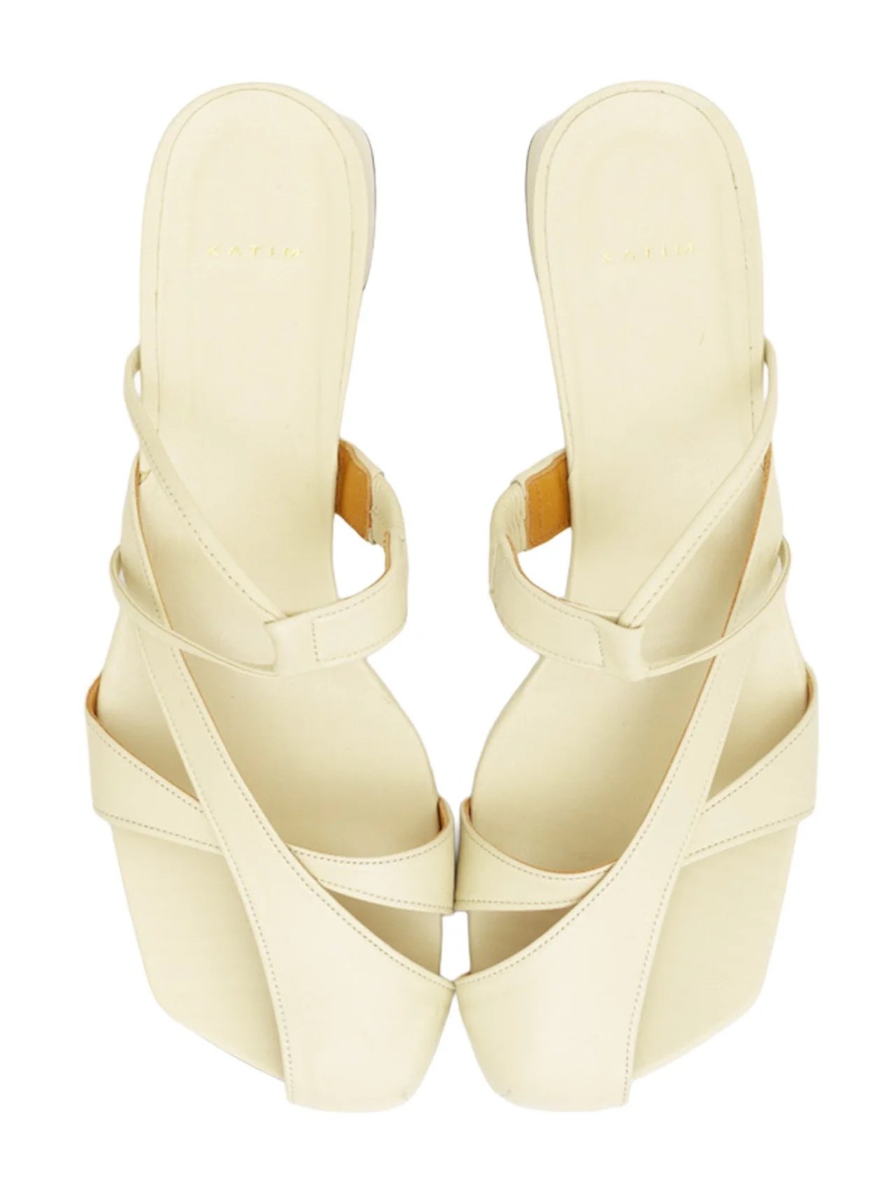 足もとに欲しいのは、白のニュアンス。【カチム】のサンダル vol.1373