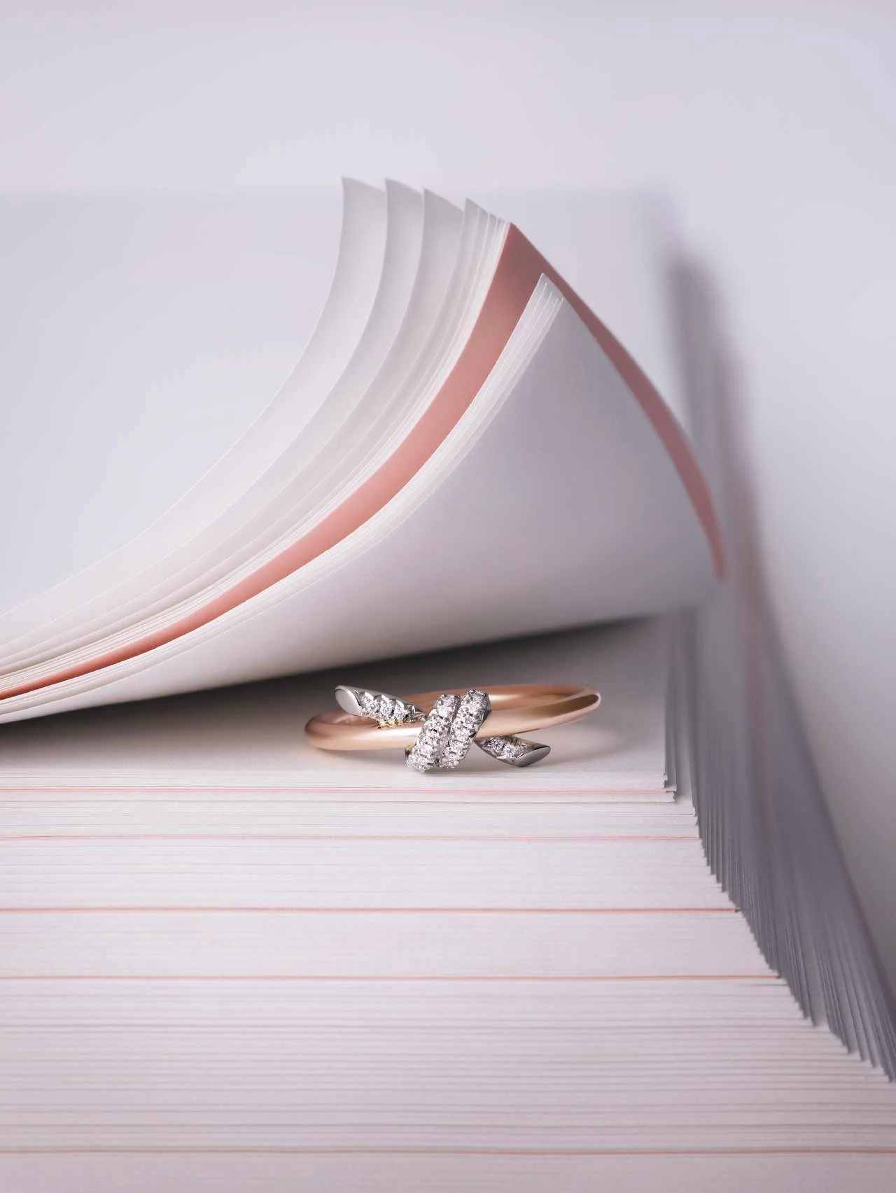 【ティファニー】の名品ジュエリー「ティファニー ノット」。色褪せない誓いの輝き