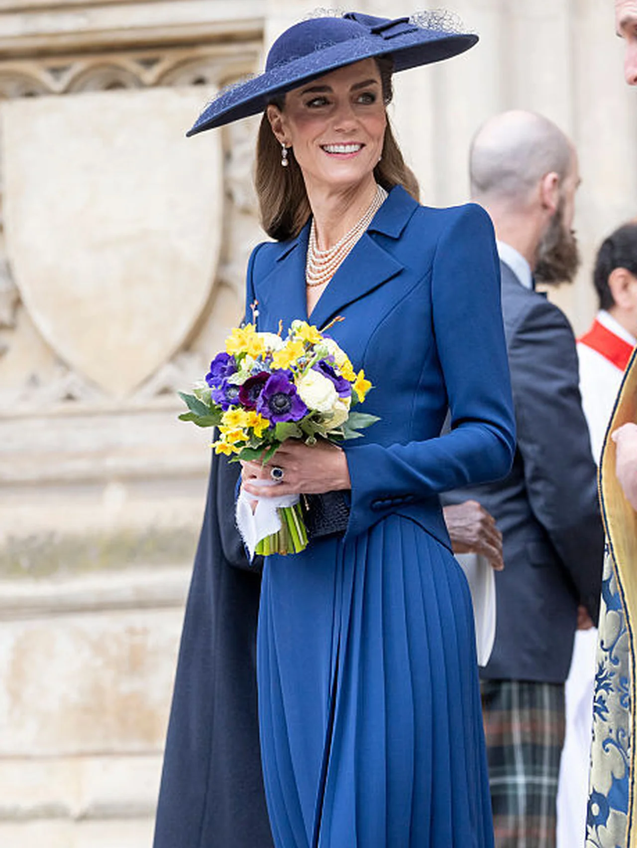 キャサリン皇太子妃とウィリアム皇太子、アンドルー元王子逮捕後初の大規模公務中に抗議デモに直面。キャサリン皇太子妃が見せたさりげない愛情表現も話題に