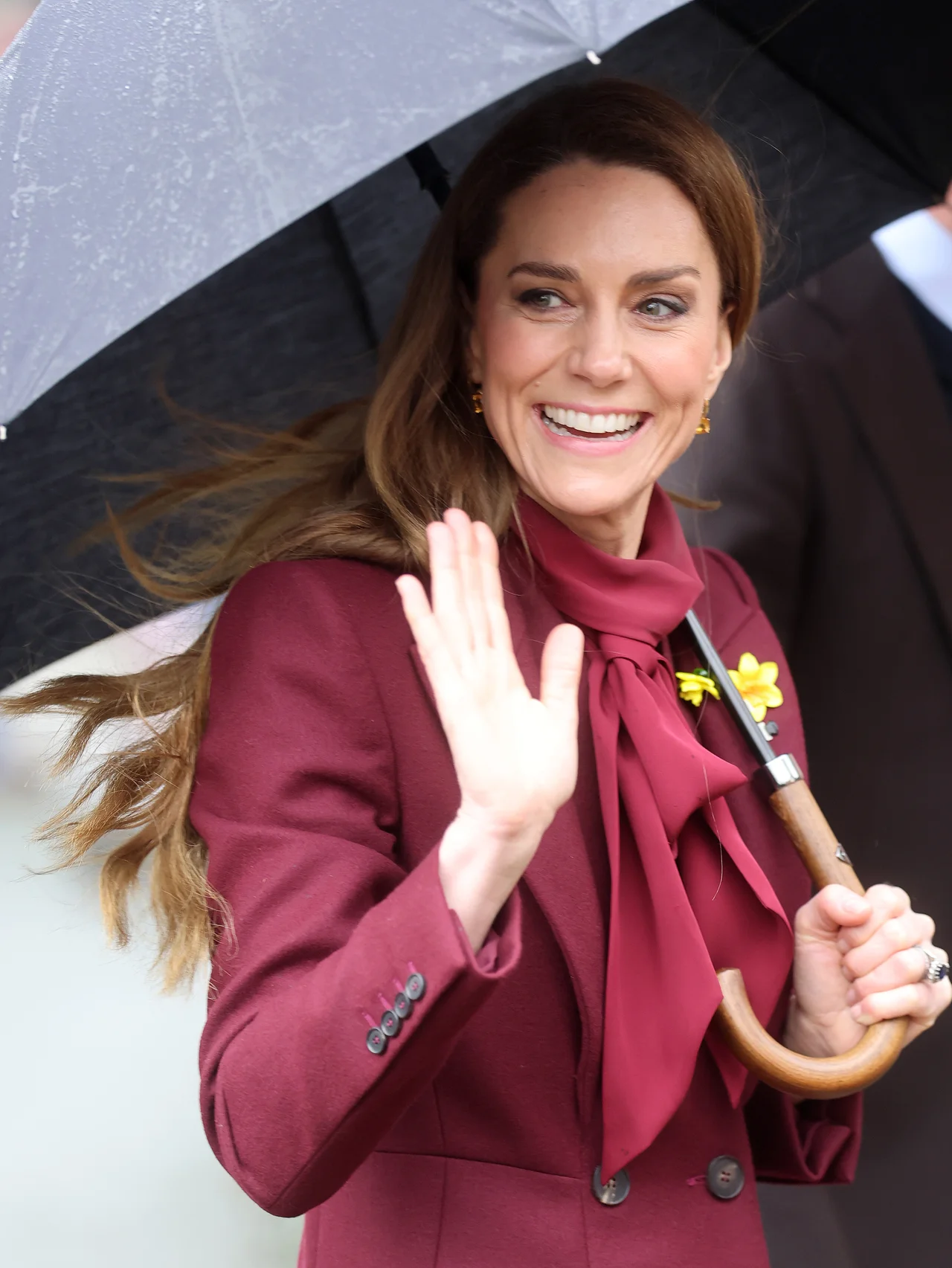 キャサリン皇太子妃、全身ボルドールックが「完璧にまとまっている」と称賛の嵐！ ウィリアム皇太子とのウェールズ訪問で子どもたちとの微笑ましい交流も話題に！