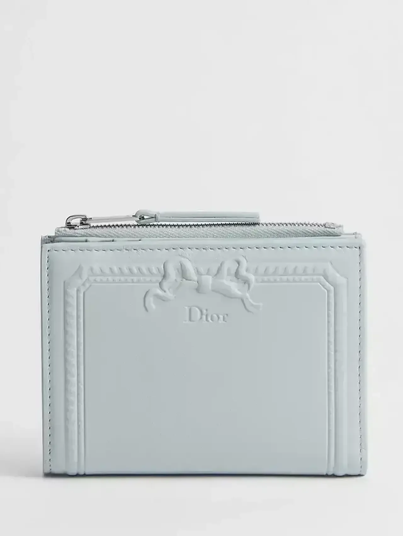 【ディオール】ロココの余韻を、モダンにまとう二つ折りウォレット