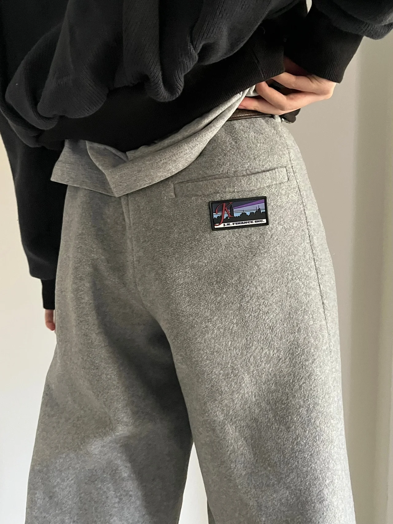 グレー好きの冬支度。【ジュリー ケーゲル】のフリースパンツが手放せません