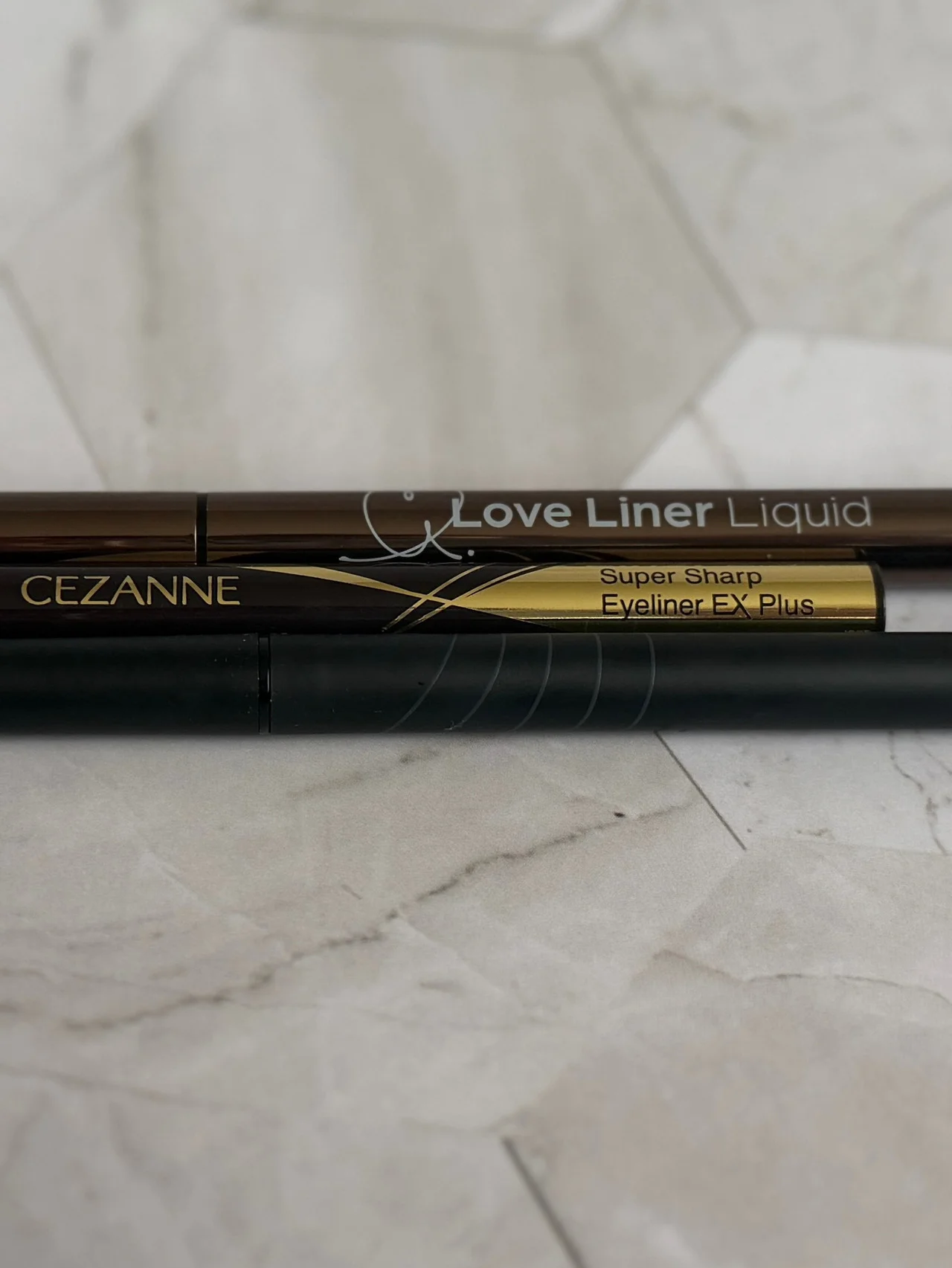 【セザンヌ】【ケイト】落ちにくくて描きやすい！ 最新プチプラリキッドアイライナー【ラブ・ライナー】