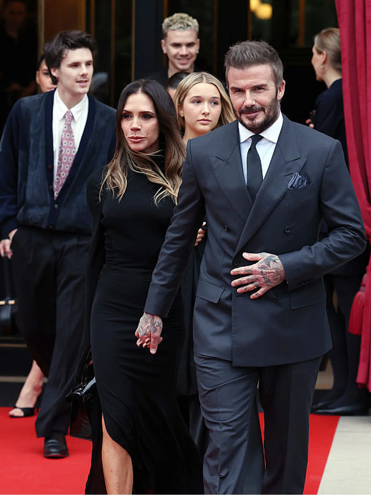 ヴィクトリア・ベッカムがフランス芸術文化勲章を受賞！ 一方で長男ブルックリンは妻ニコラのベッドでトップレスの大胆写真を投稿