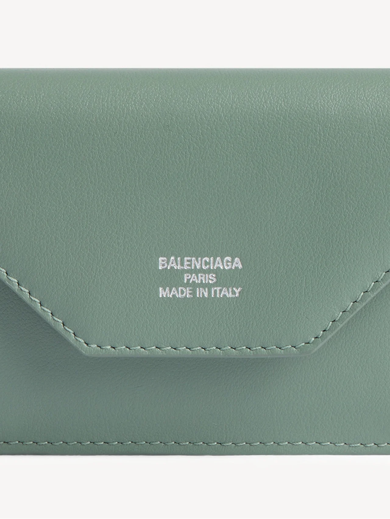 【バレンシアガ】の財布。日本限定色！ 大人のバイカラーで彩る封筒型ミニ財布