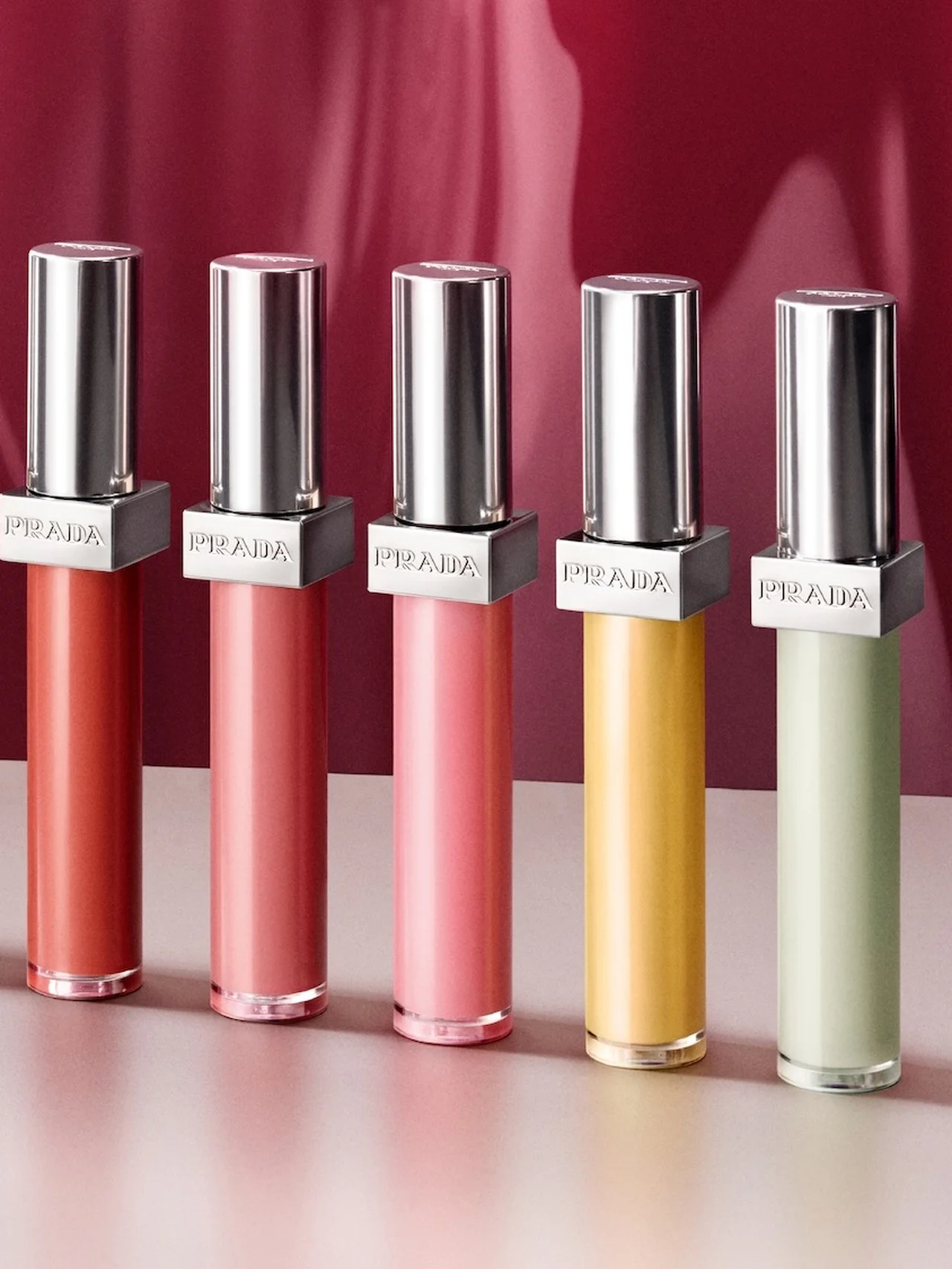 ひと塗りでモードな唇に。【プラダ ビューティ】ブランド初のリップグロスが誕生！