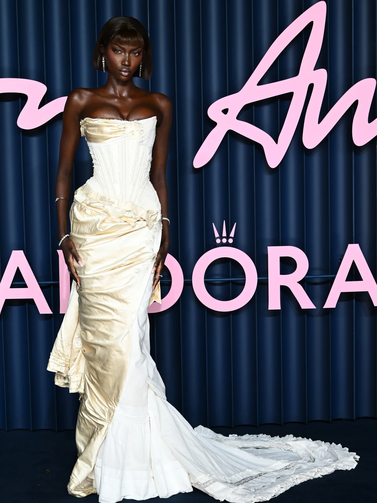 "ナオミ・キャンベルの再来"と話題のアノック・ヤイ、先天性欠損症であることを公表。「この１年間、静かな闘いを続けてきました」