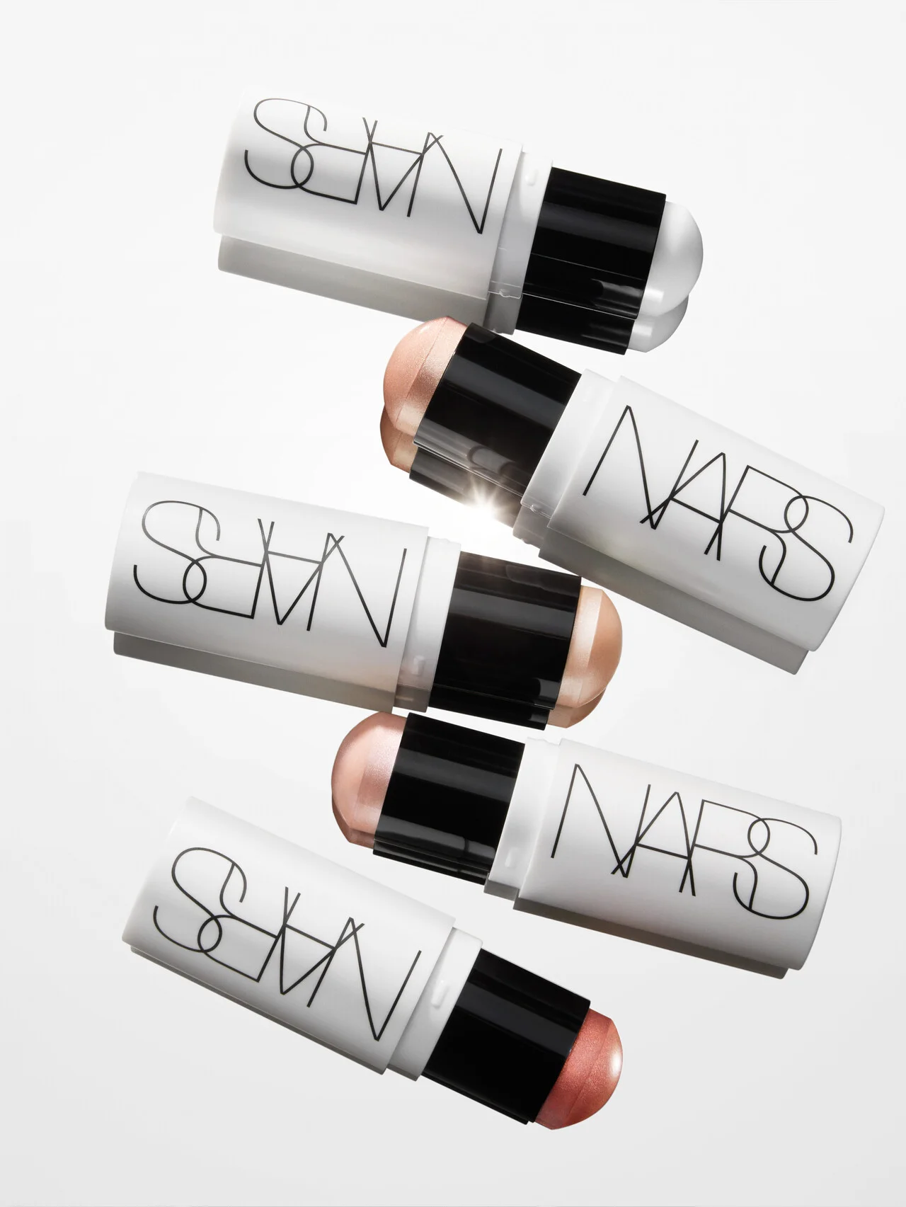 【NARS】を象徴する“光”がスティックに。多機能新作ハイライターで、どんな角度も美しく