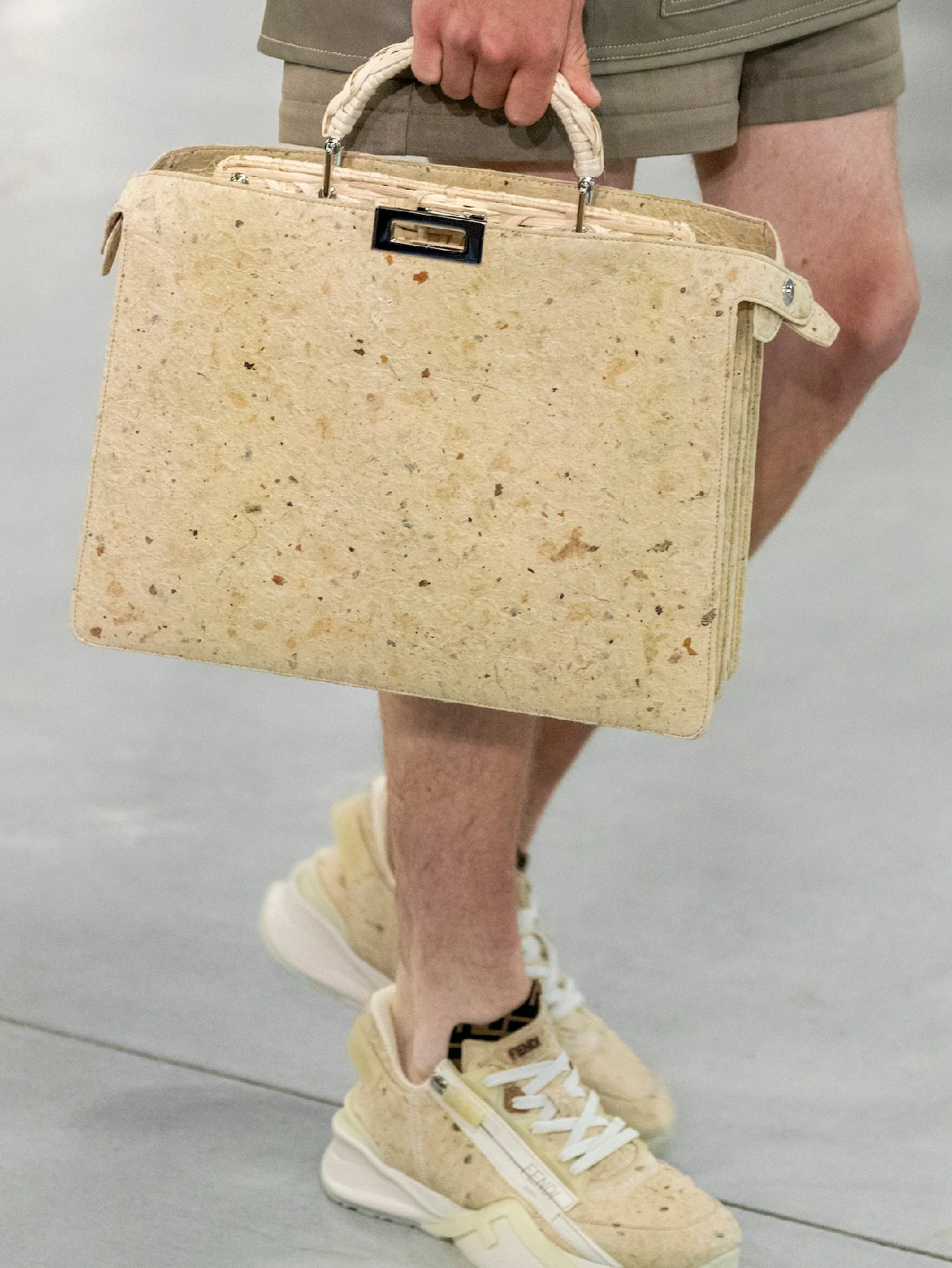 【フェンディ】と隈研吾による、自然素材を用いた革新的なバッグとスニーカーが誕生