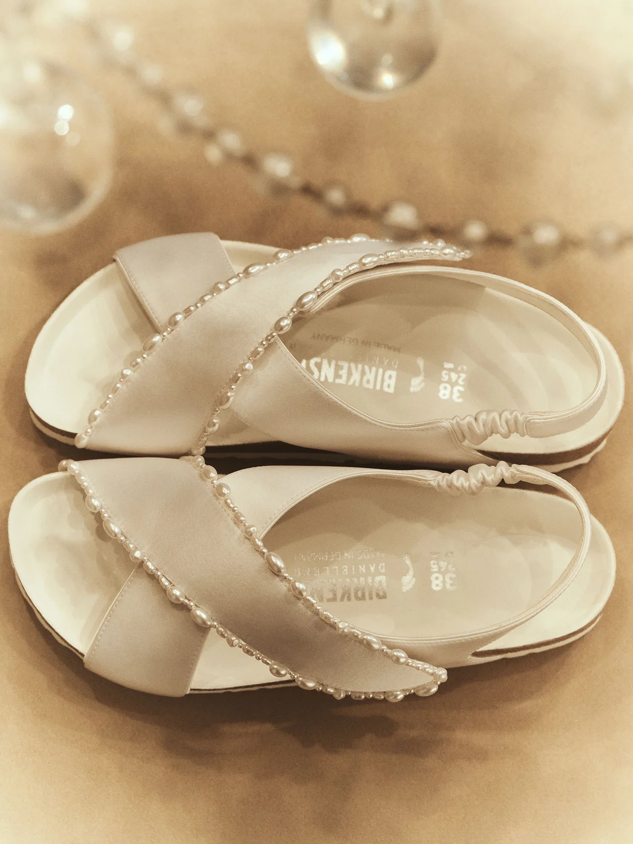 【ビルケンシュトック】と【ダニエル・フランケル】のコラボサンダル。純白をまとった「アリゾナ」や「マドリッド」が登場