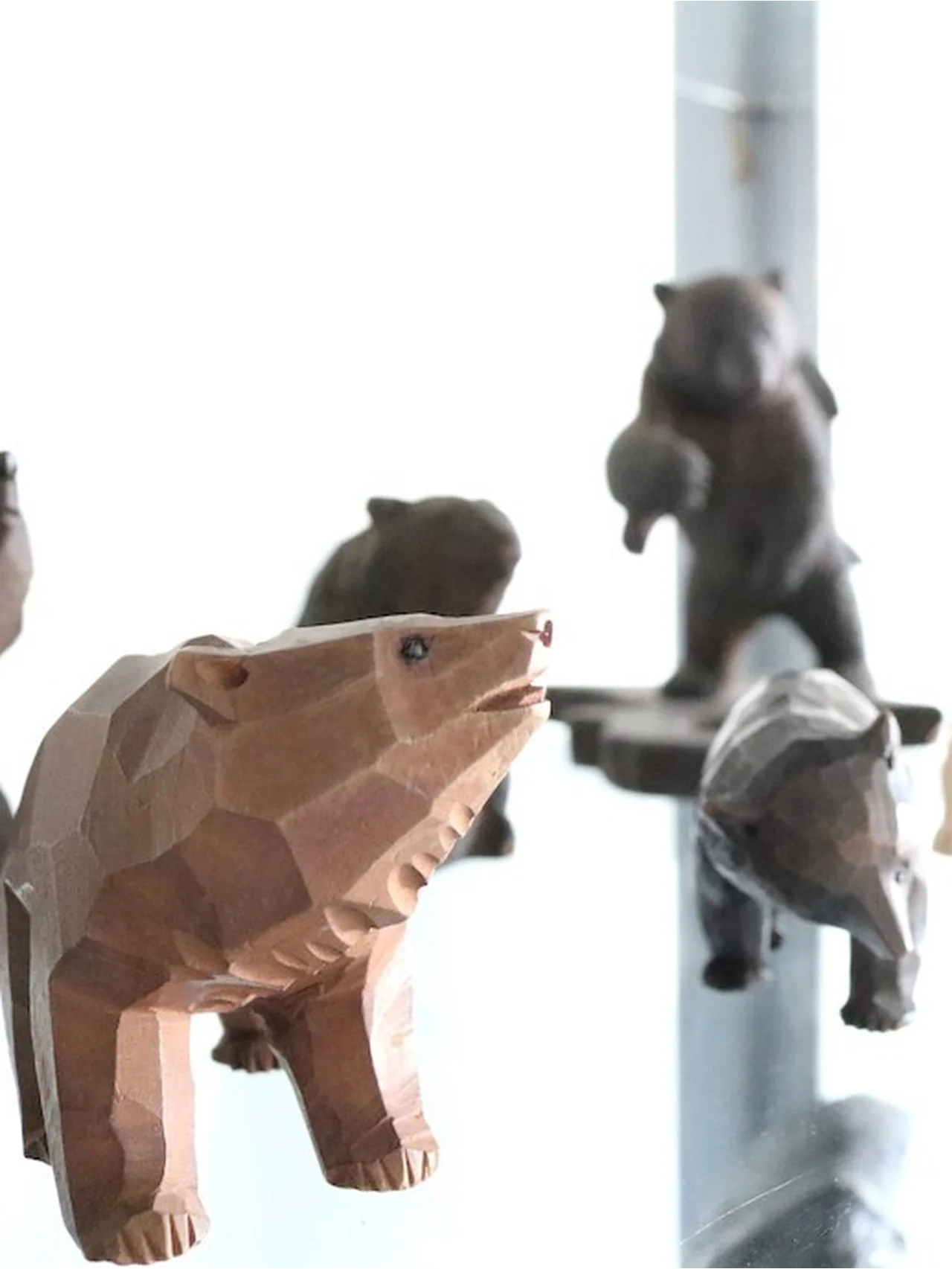 魅力溢れる木彫り熊が今年も勢揃い！ GALLERY CLASKAにて「ゆく熊くる熊 2023-2024 by 東京903会」開催中