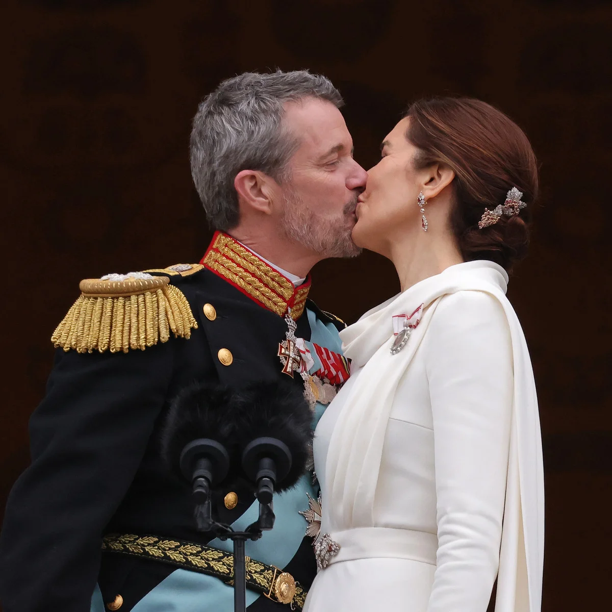 デンマークに新国王が誕生！ 感無量のフレデリック国王、メアリー王妃とキスを披露し不倫疑惑を一蹴
