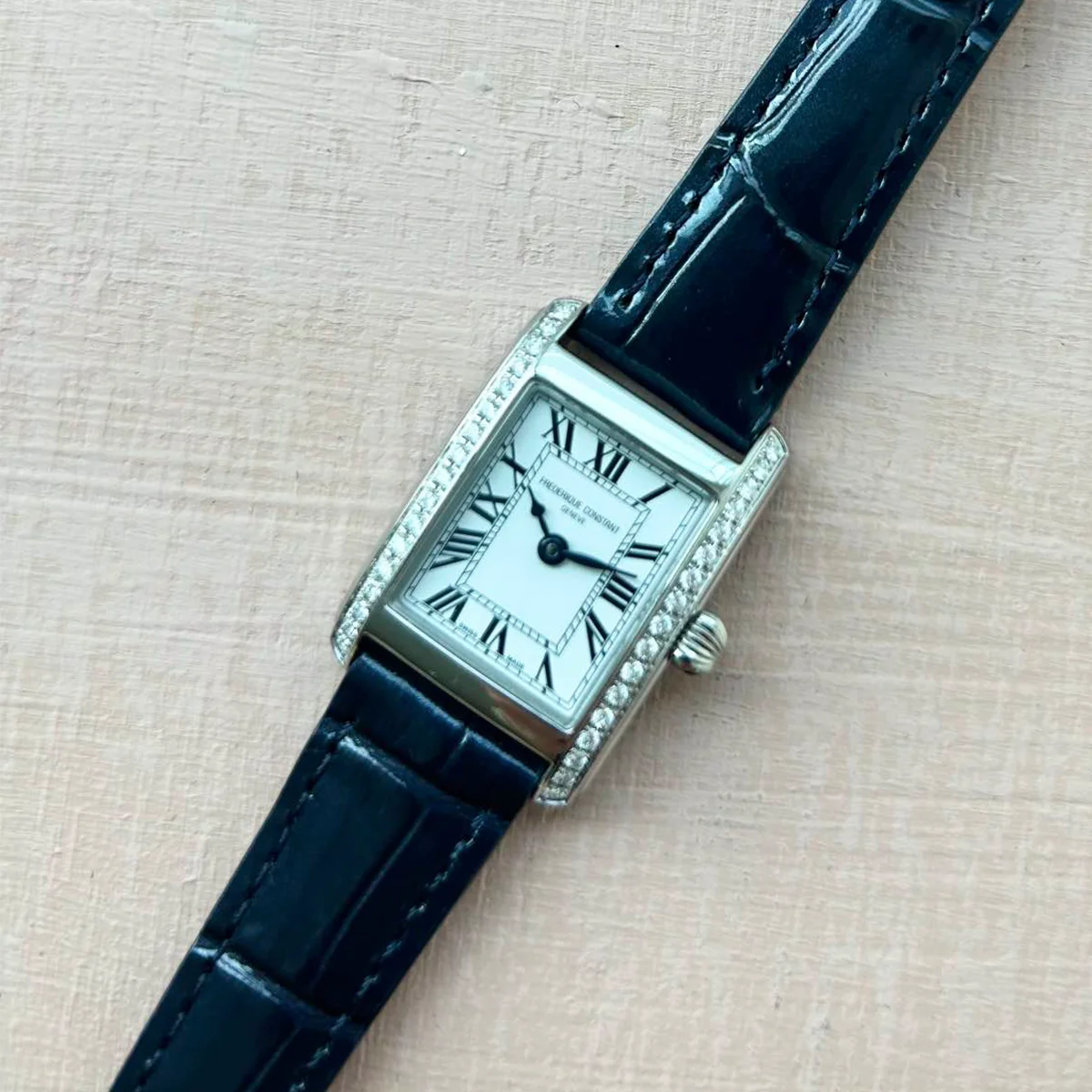 【フレデリック・コンスタント】の腕時計は、「手の届く」名品です