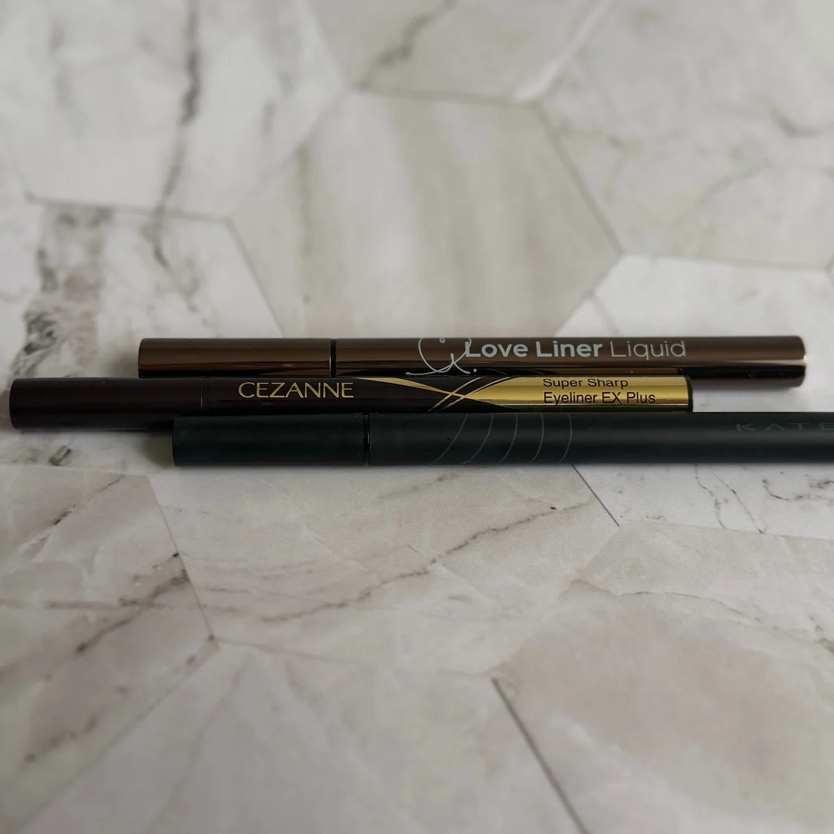【セザンヌ】【ケイト】落ちにくくて描きやすい！ 最新プチプラリキッドアイライナー【ラブ・ライナー】