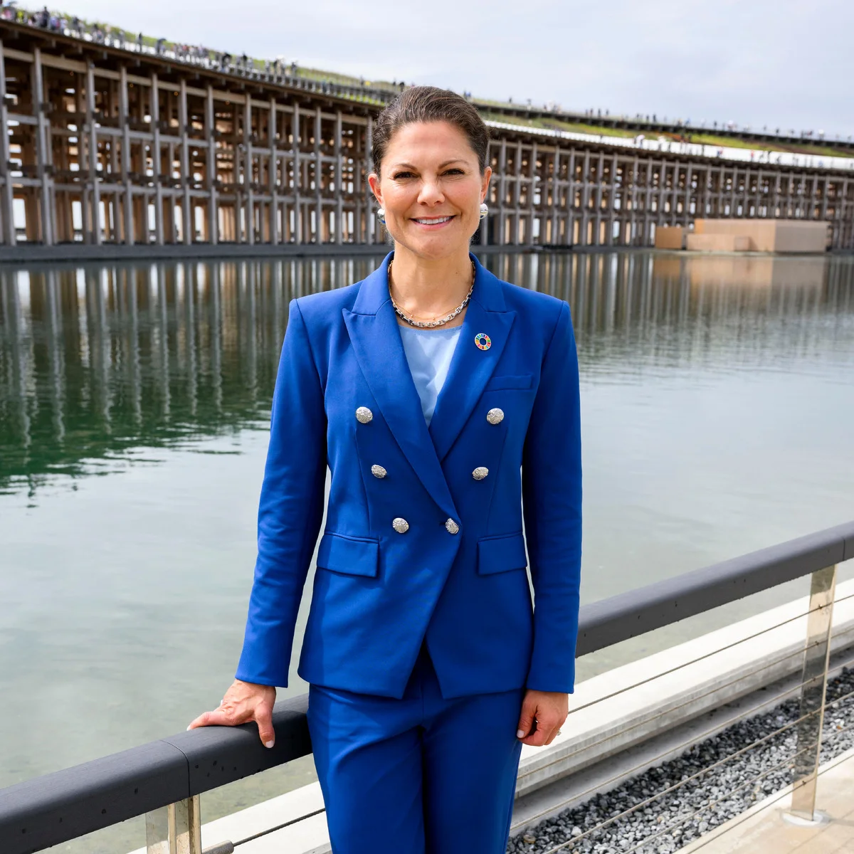 スウェーデンの次期女王ヴィクトリア皇太子が大阪・関西万博で来日し、日本各地を訪問！平和記念公園への訪問の様子や夫ダニエル王子と好感度大なデニムルックでサイクリングを楽しむレアなショットなどを公開