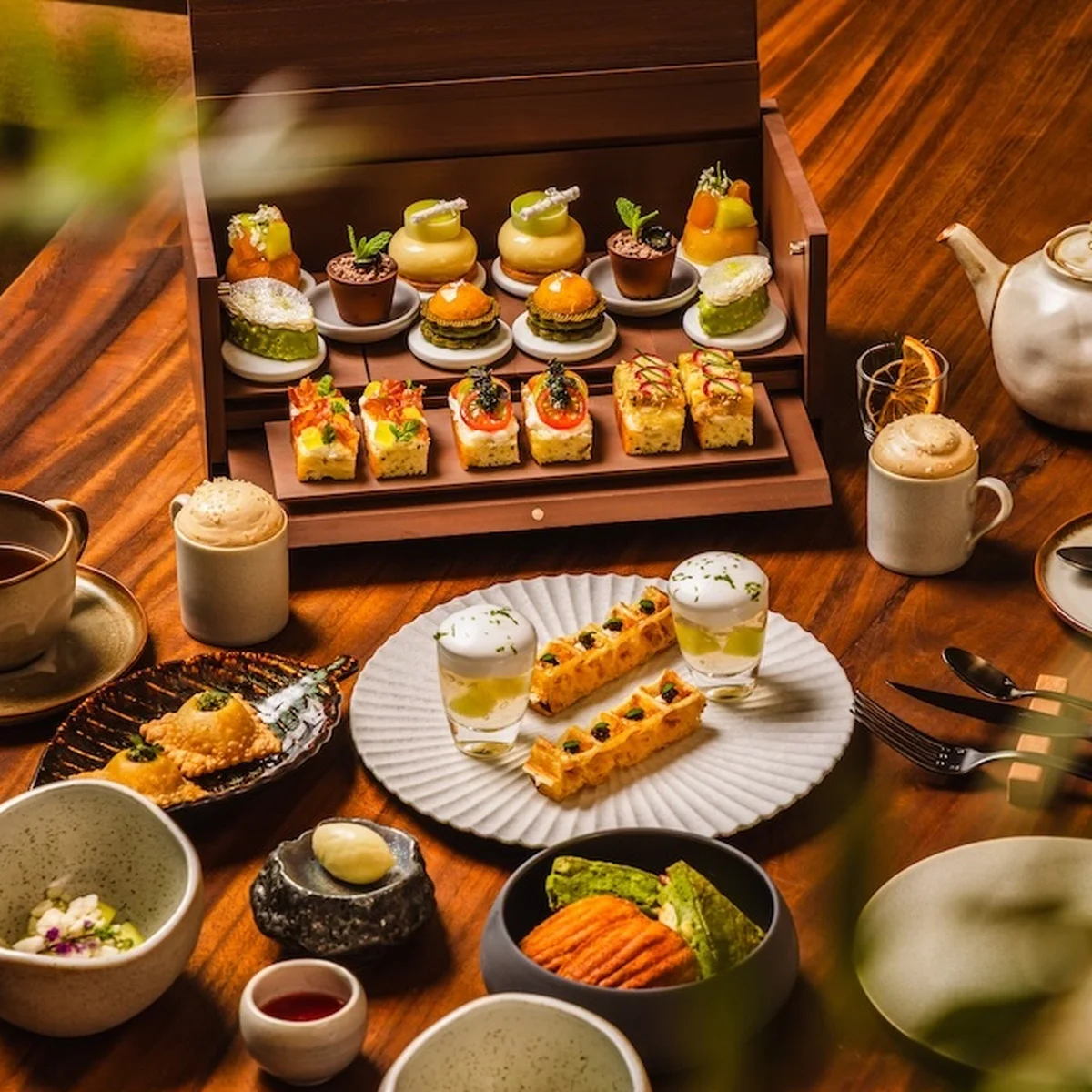 1 Hotel Tokyo「NiNi」のシグネチャーアフタヌーンティーが初夏の装いに。メロンを主役に据えた爽やかなコースを堪能