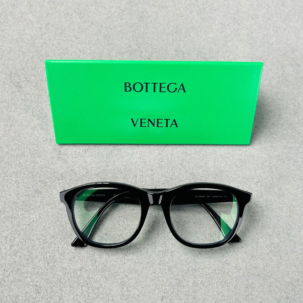 【ボッテガ・ヴェネタ】の黒縁メガネが、夏のおしゃれ迷子を救う！